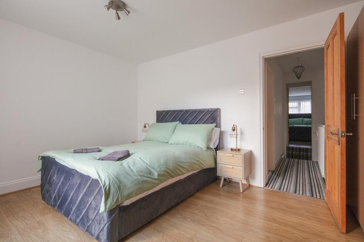 Spacious 3 Bedroom With Ps5 And Pool Table Near O2 Arena Canary Wharf And Elizabeth Line To