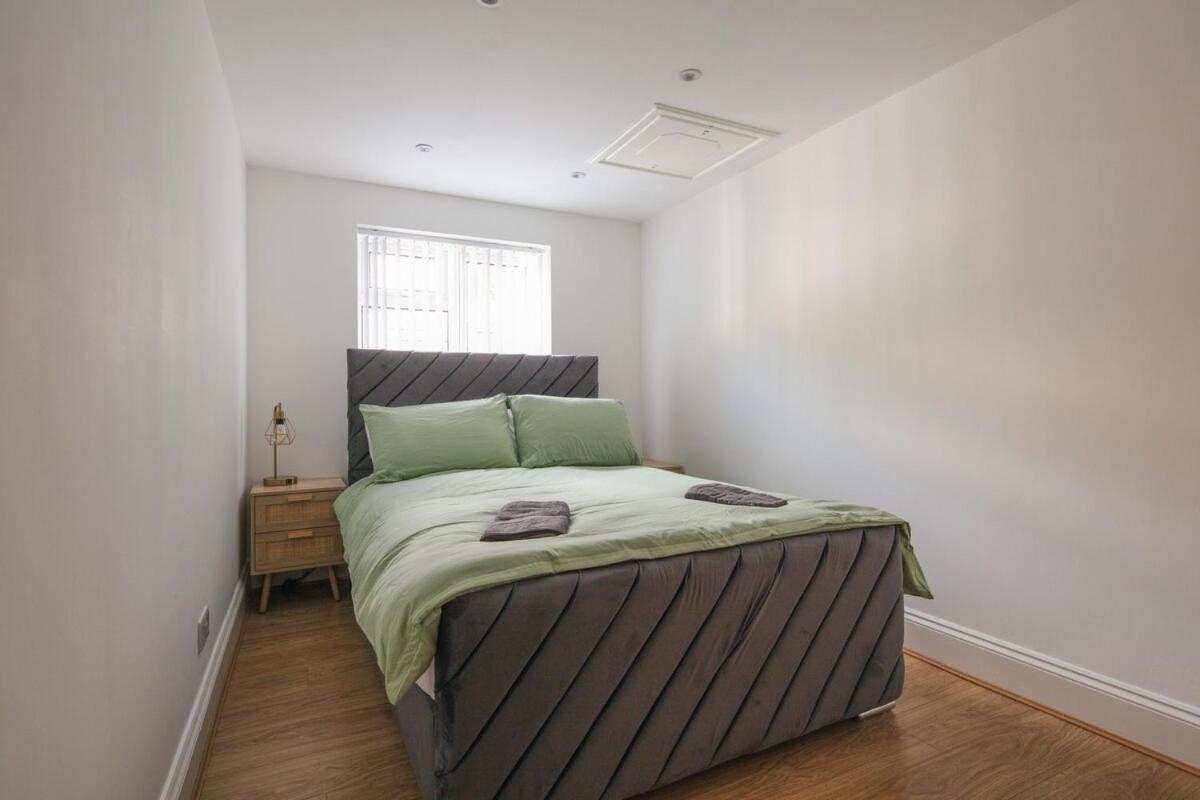 Spacious 3 Bedroom With Ps5 And Pool Table Near O2 Arena Canary Wharf And Elizabeth Line To