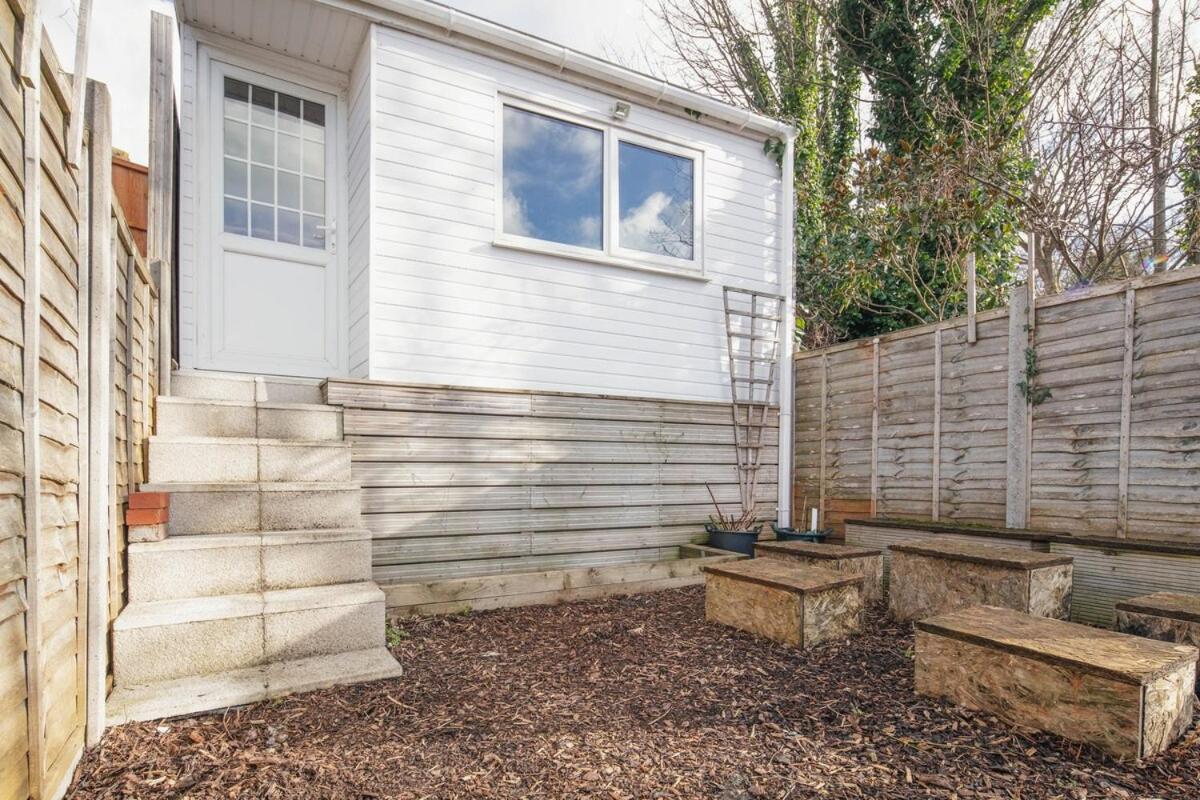 Spacious 3 Bedroom With Ps5 And Pool Table Near O2 Arena Canary Wharf And Elizabeth Line To