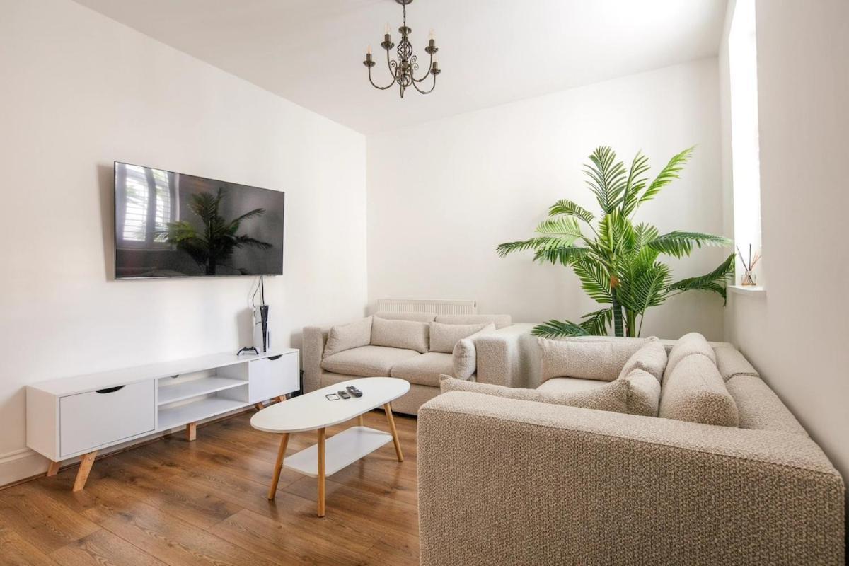 Spacious 3 Bedroom With Ps5 And Pool Table Near O2 Arena Canary Wharf And Elizabeth Line To London