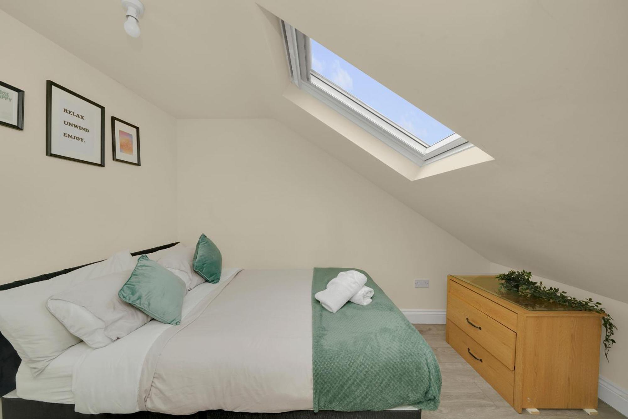 Cosy On Elizabeth Line - Free Parking Apartment