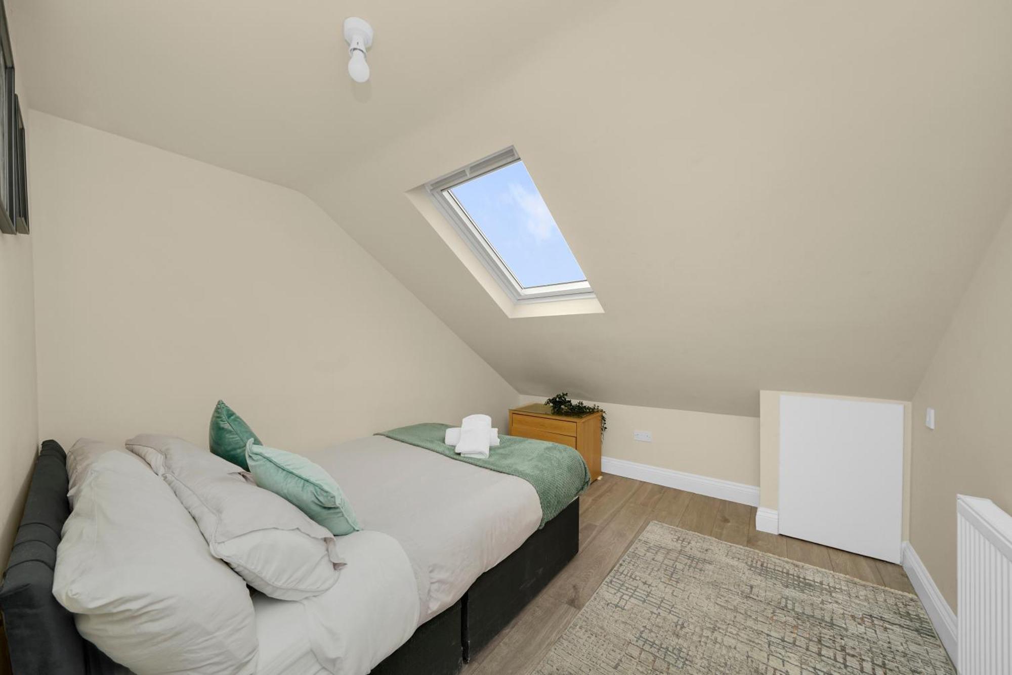 Cosy On Elizabeth Line - Free Parking Apartment *