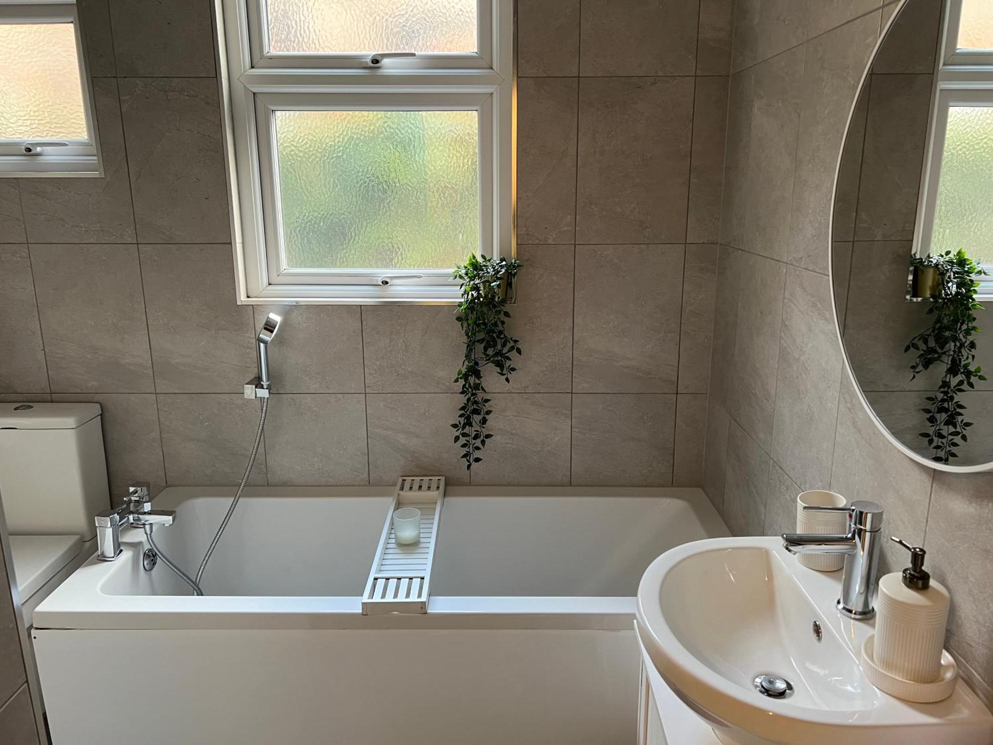 Cosy & Stylish - Boho 2 Bed Flat With Garden Apartment *