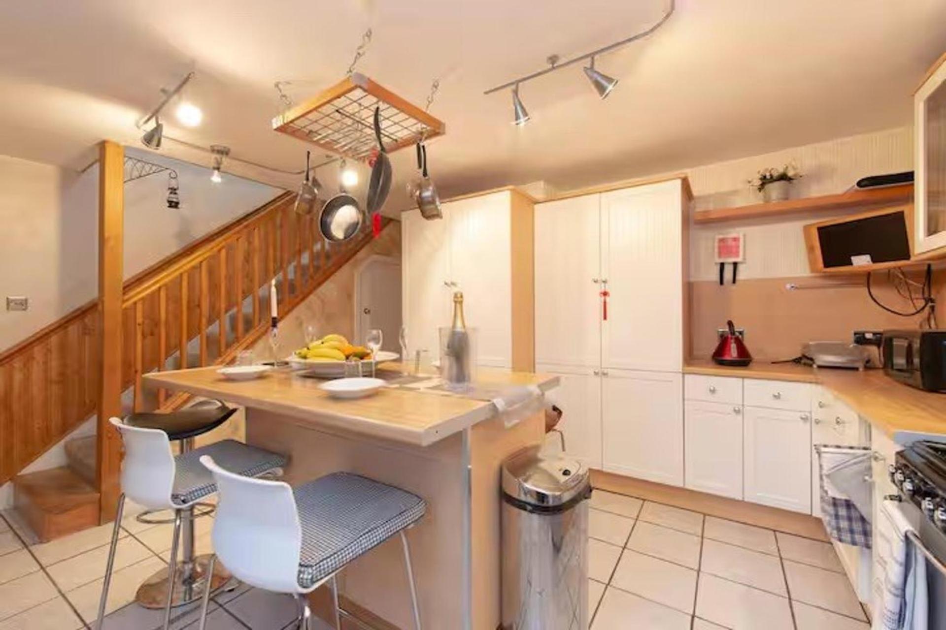 3br-sleeps9-parking-familyfriendly-nearexcel Сasa de vacaciones