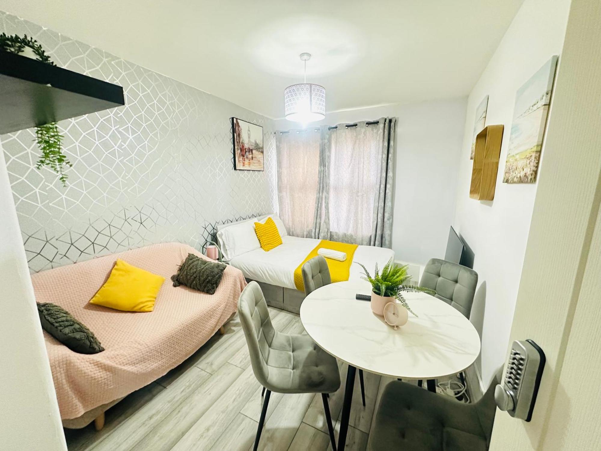 Apartment Flat In Aldgate East, *