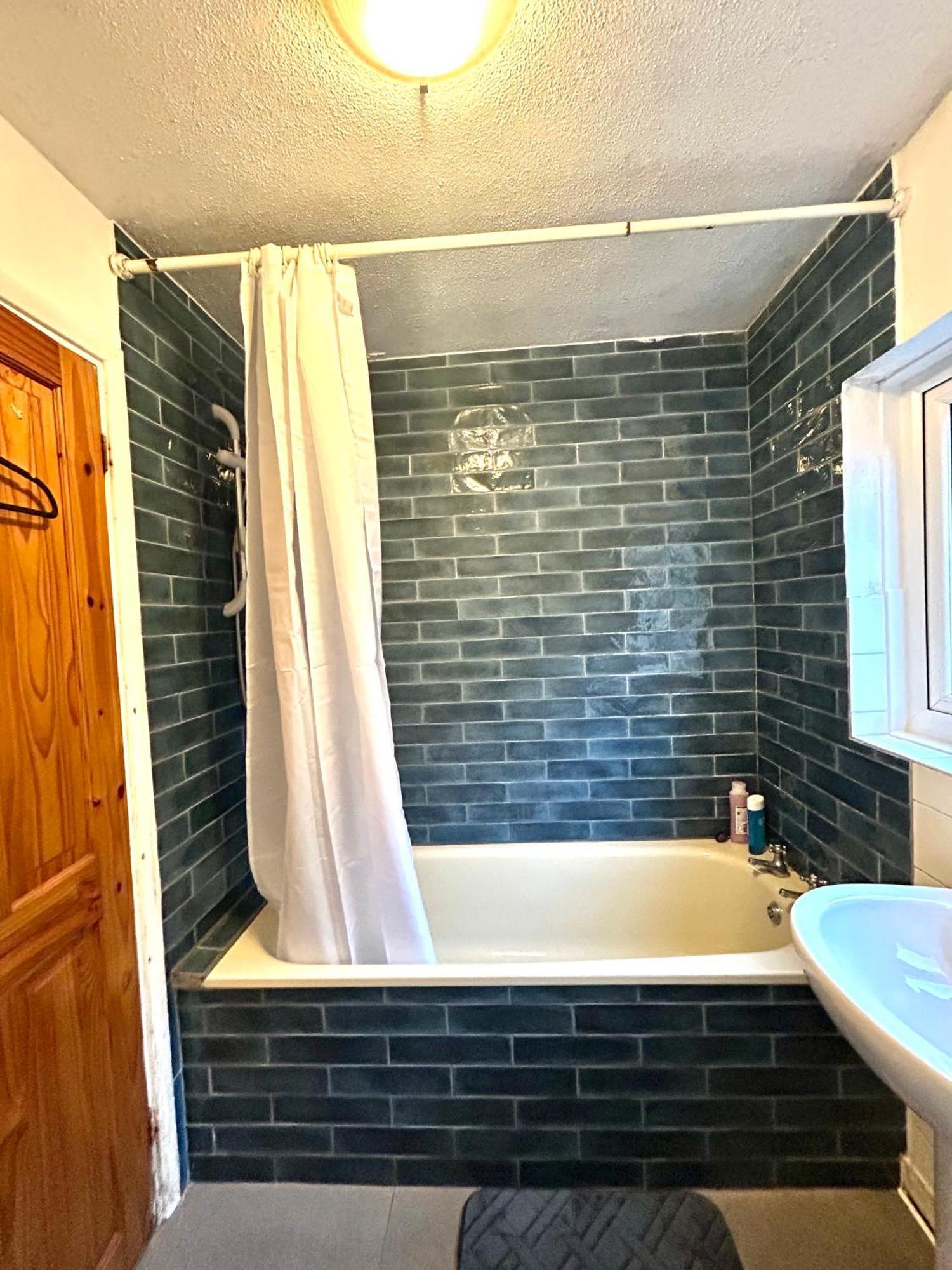 Apartment Stunning 2bedroom House With Backyard In Stratford *