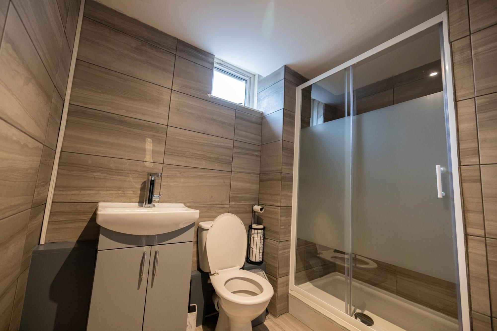 3bed -city-8guests-freeparking-fastwifi London