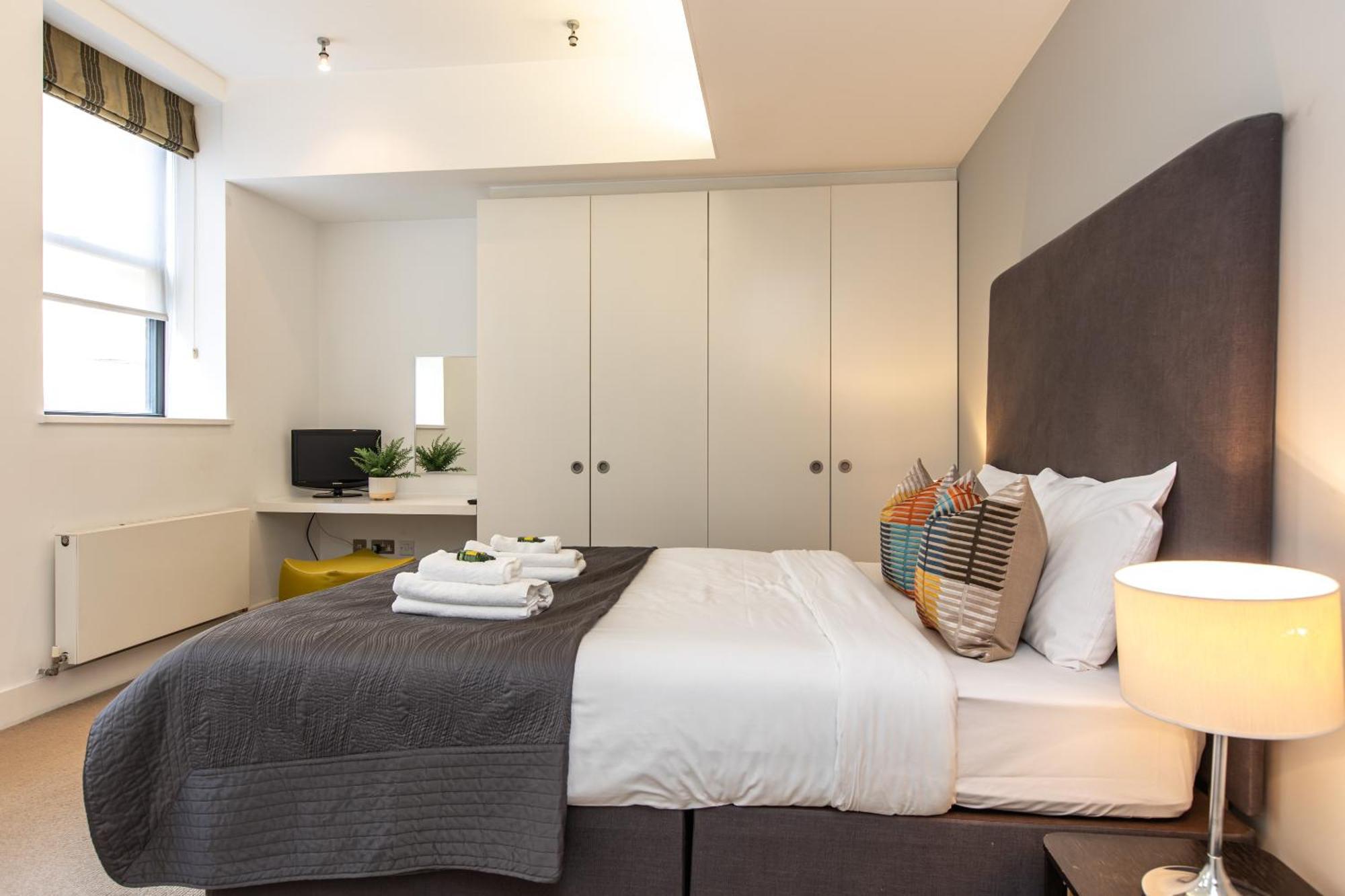 Contemporary 1br Near Monument St! Apartment London