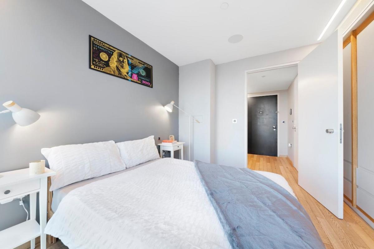 Stratford Westfield Olympic Village Self Check-in * London