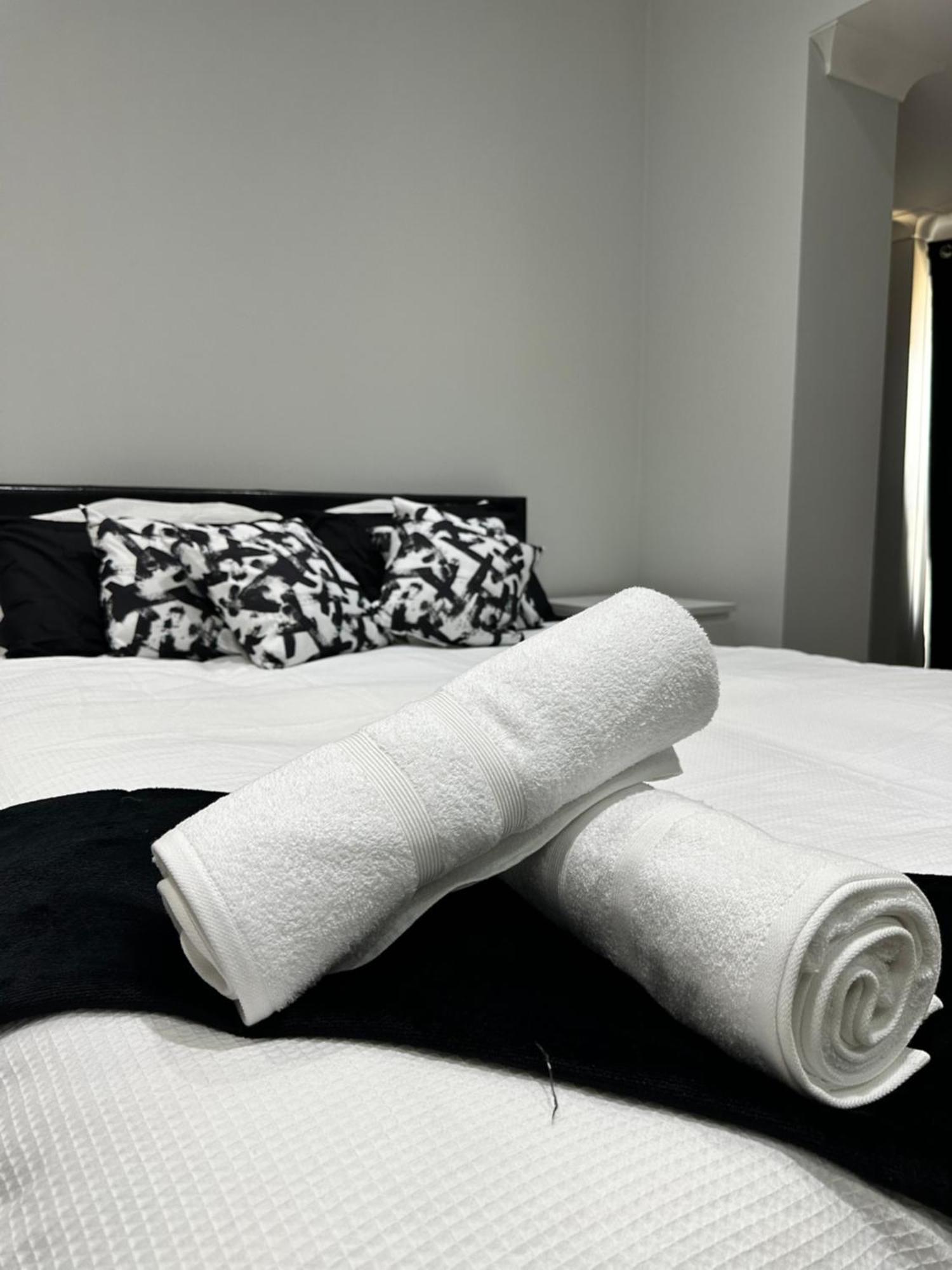 Guest house Black & White Double Bedroom London
