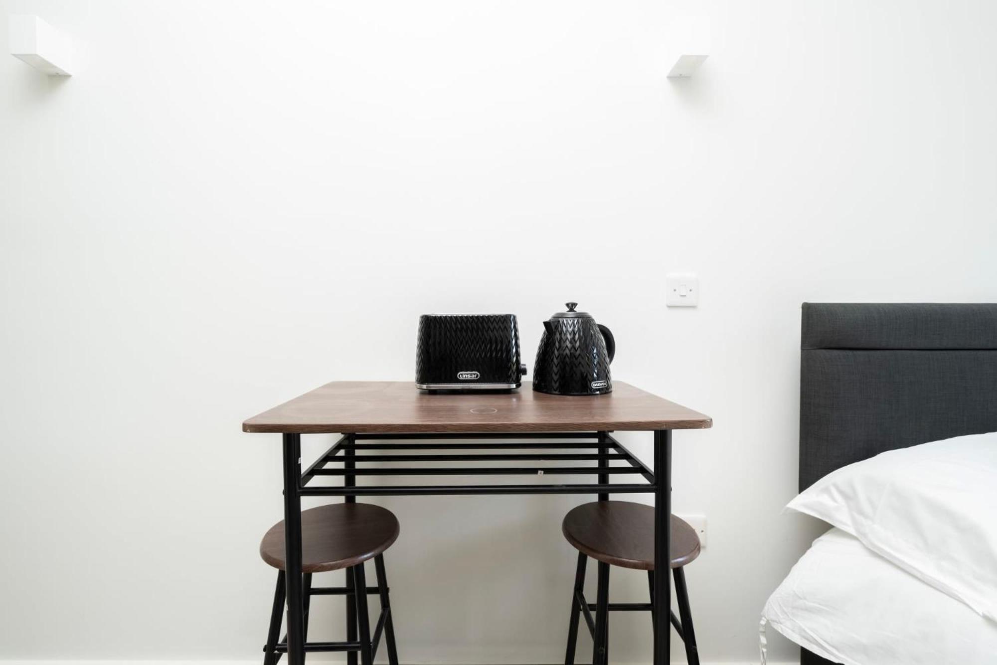 Modern Living At Antigallican In Leilighet
