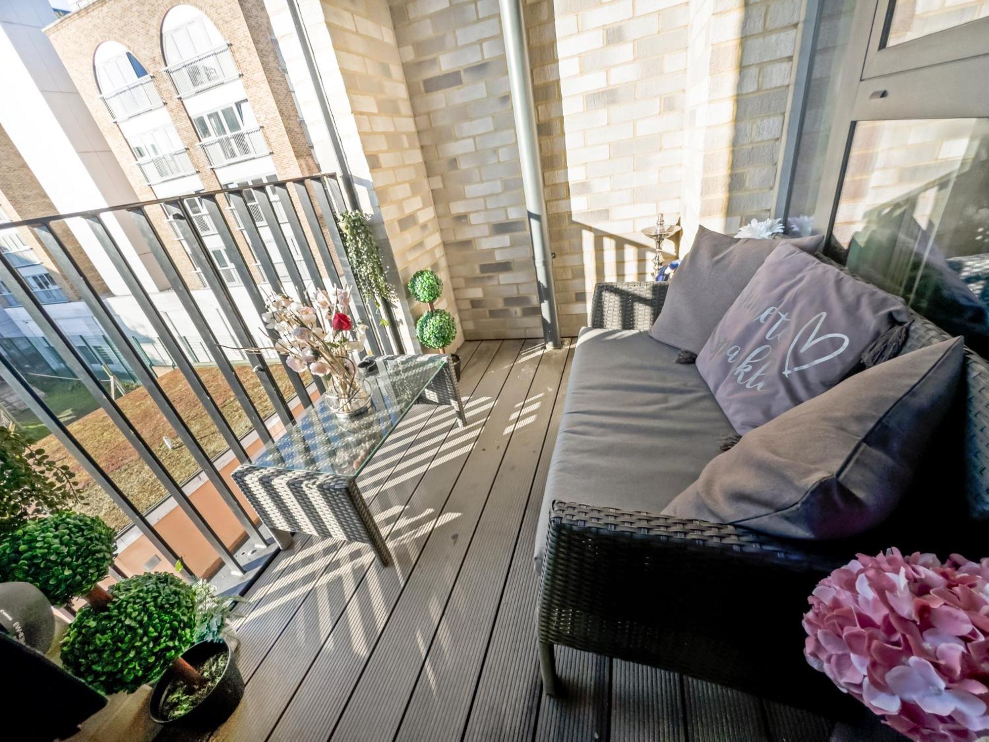 Greenwich With A River View & Balcony Near The 02 Arena & North Greenwich With Free Wifi & Fast Links Into Apartment *