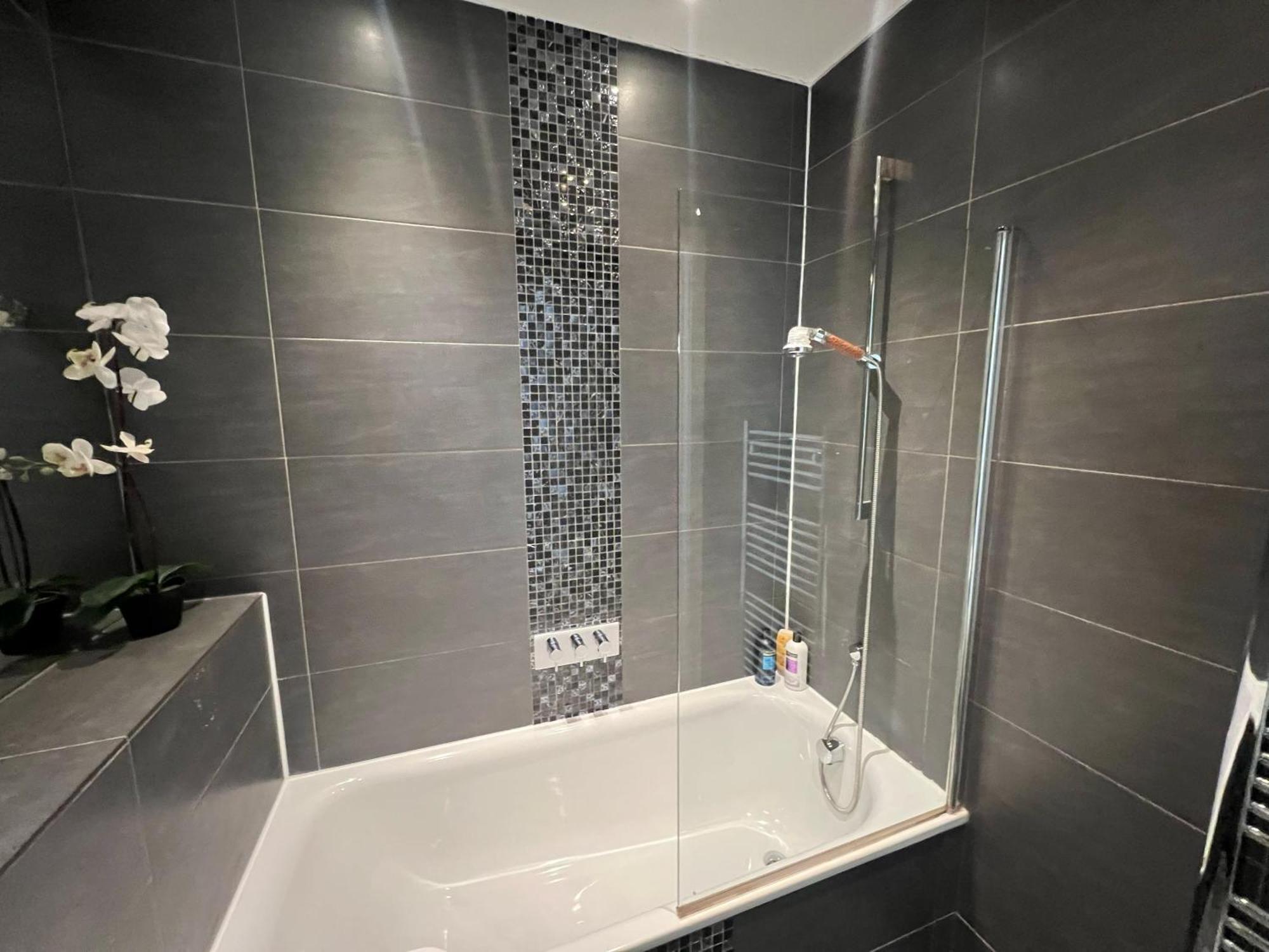 Apartment Sleek 3-bedroom Flat With Lift & Wi-fi In Southwark, Borough Near The Shard London