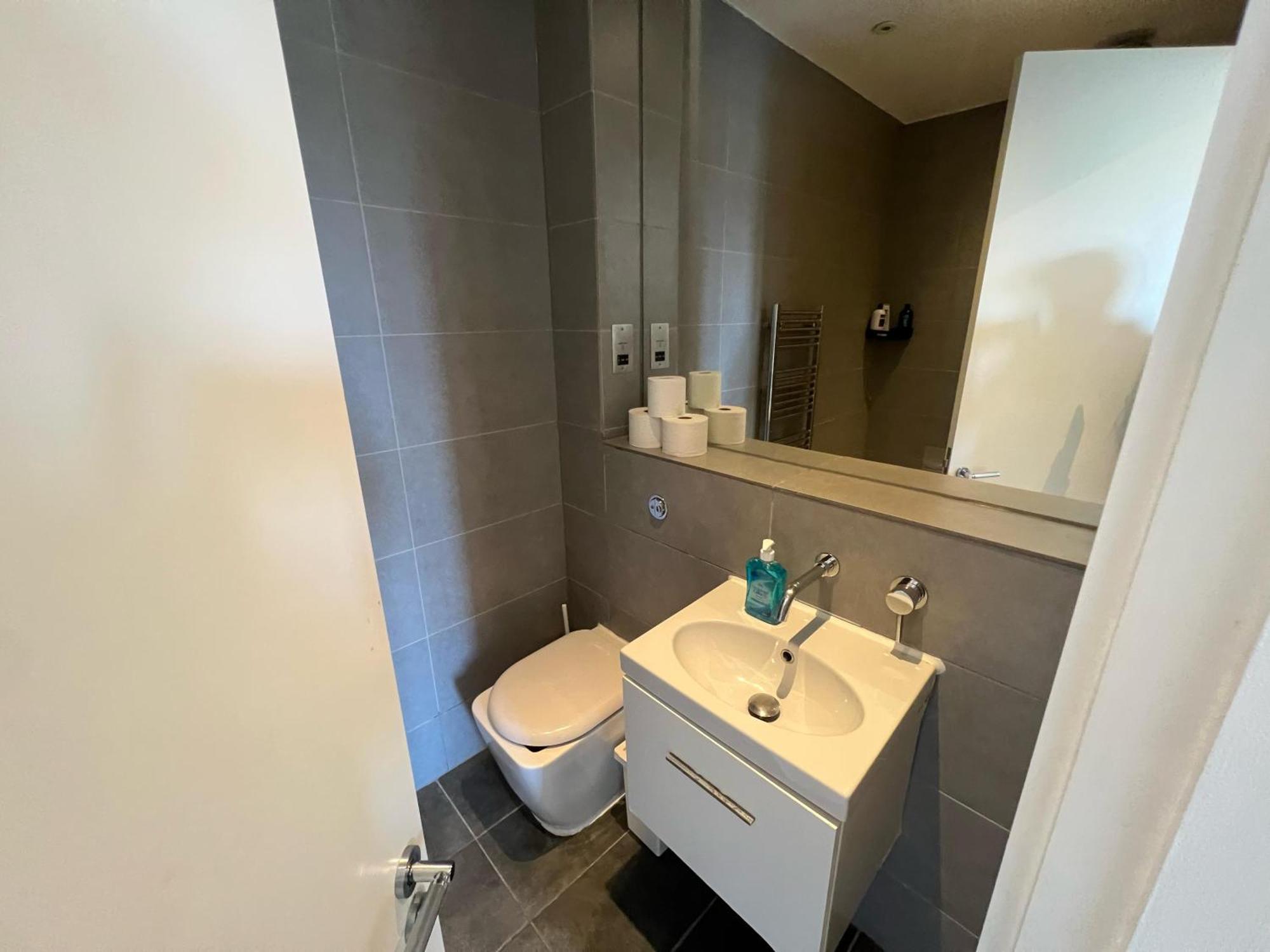 Apartment Sleek 3-bedroom Flat With Lift & Wi-fi In Southwark, Borough Near The Shard *
