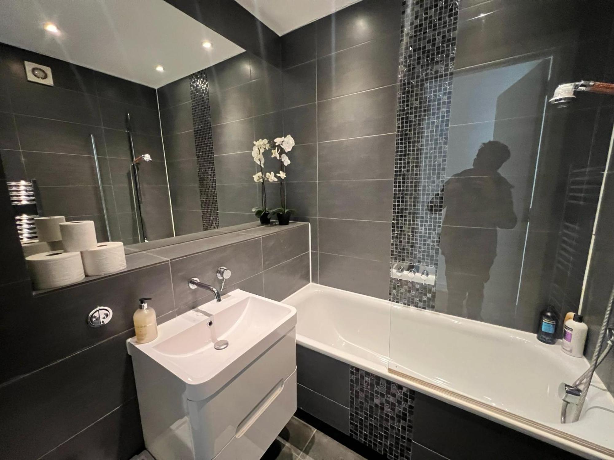 Apartment Sleek 3-bedroom Flat With Lift & Wi-fi In Southwark, Borough Near The Shard