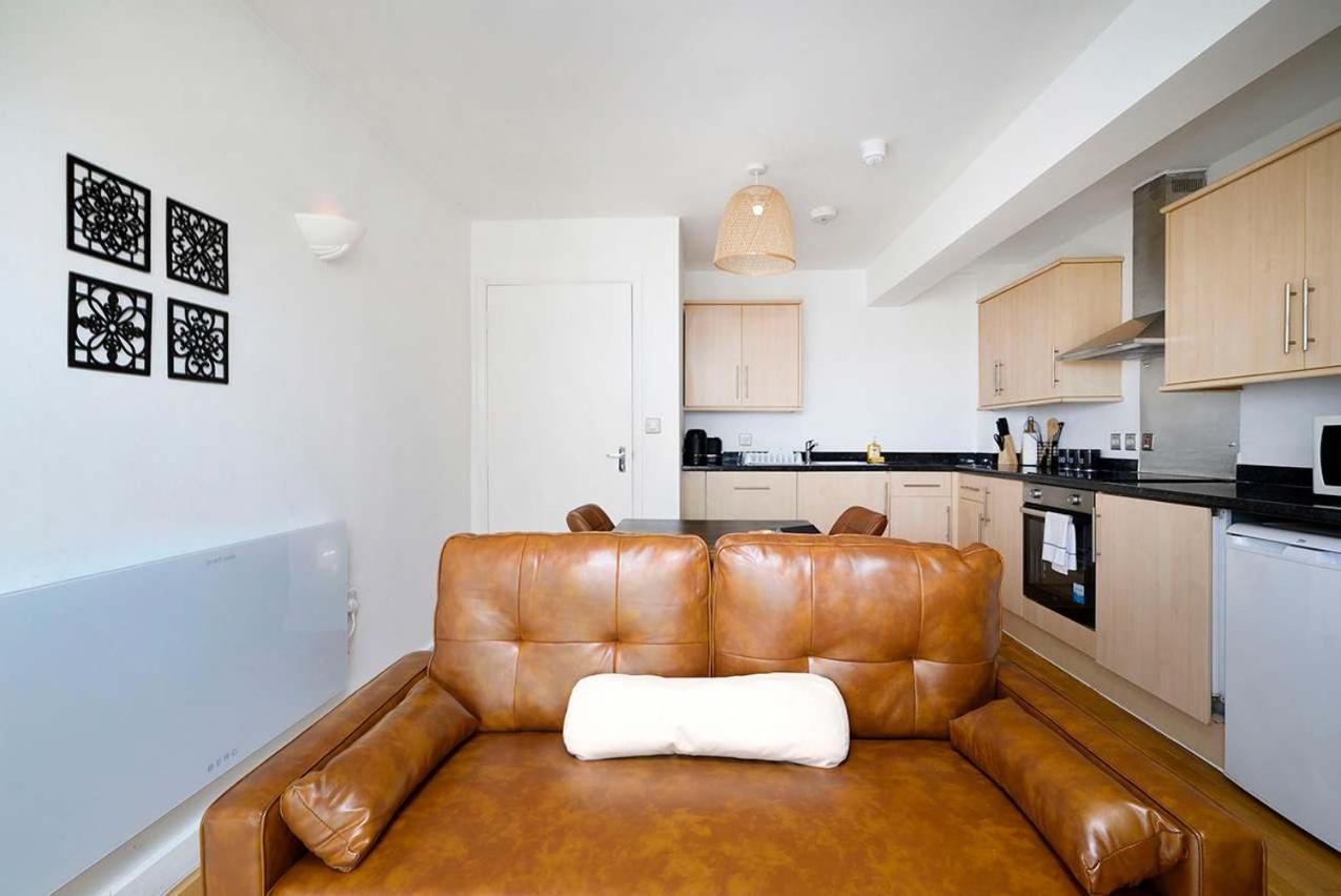 Apartment Stylish & Cozy 2-bedroom Flat With Parking