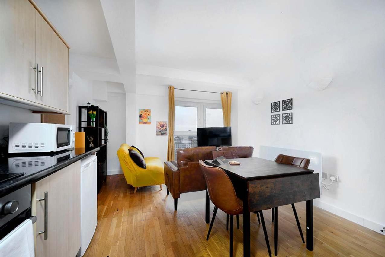 Stylish & Cozy 2-bedroom Flat With Parking Apartment London