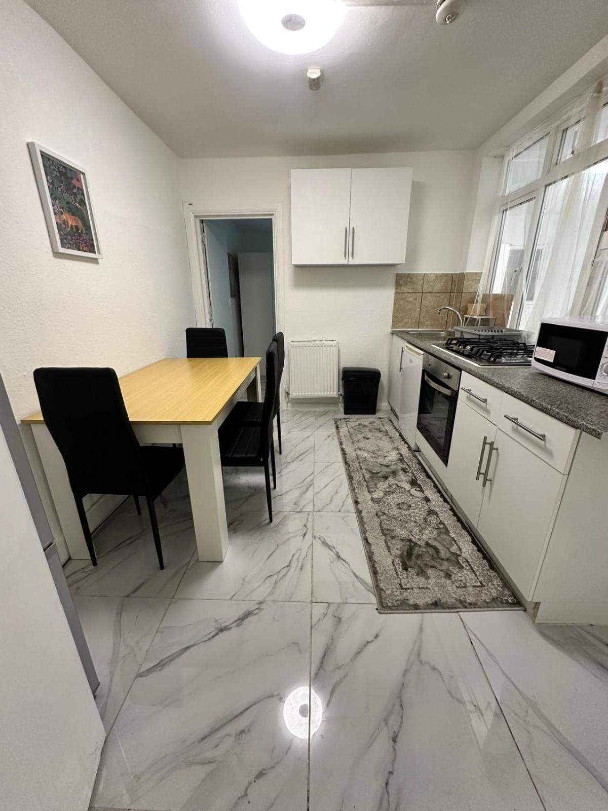 Apartamento 3 Bedroom Flat Millais Rd