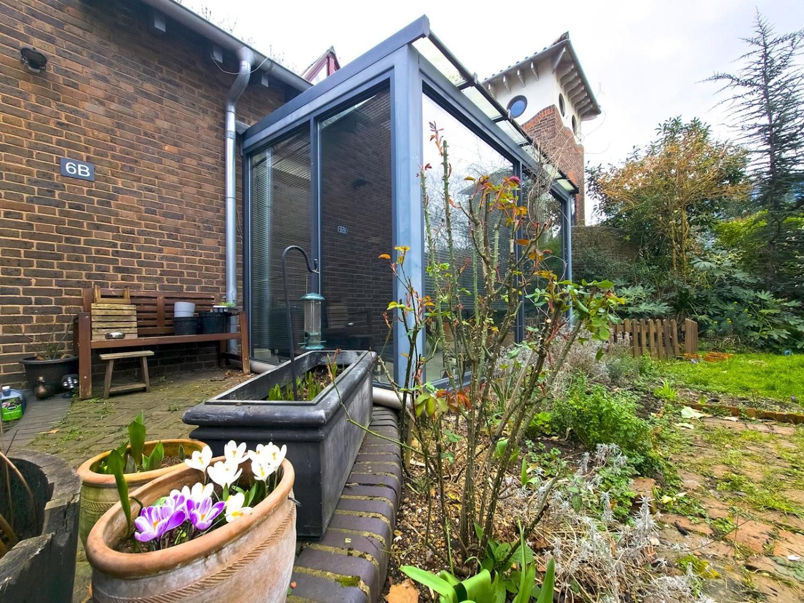 Holiday home Spacious With Conservatory Dining Ptk London