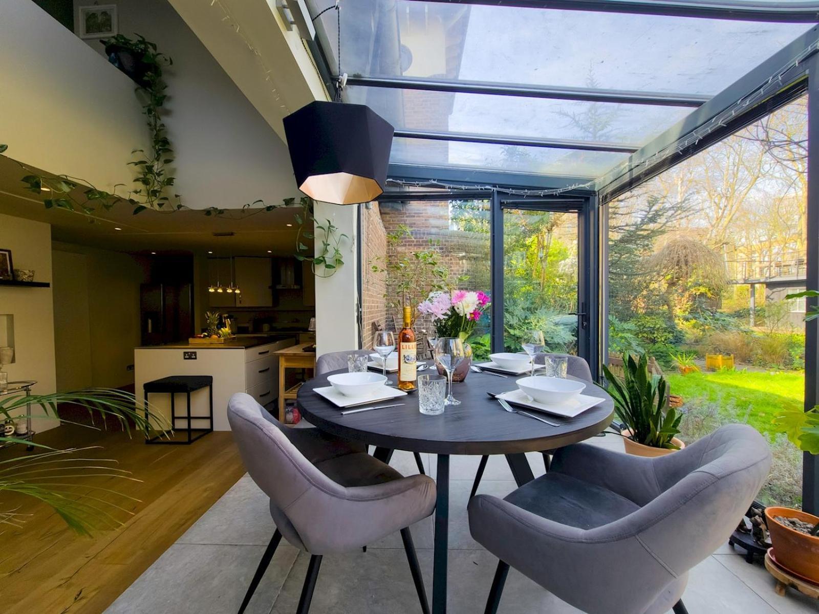 Spacious With Conservatory Dining Ptk London