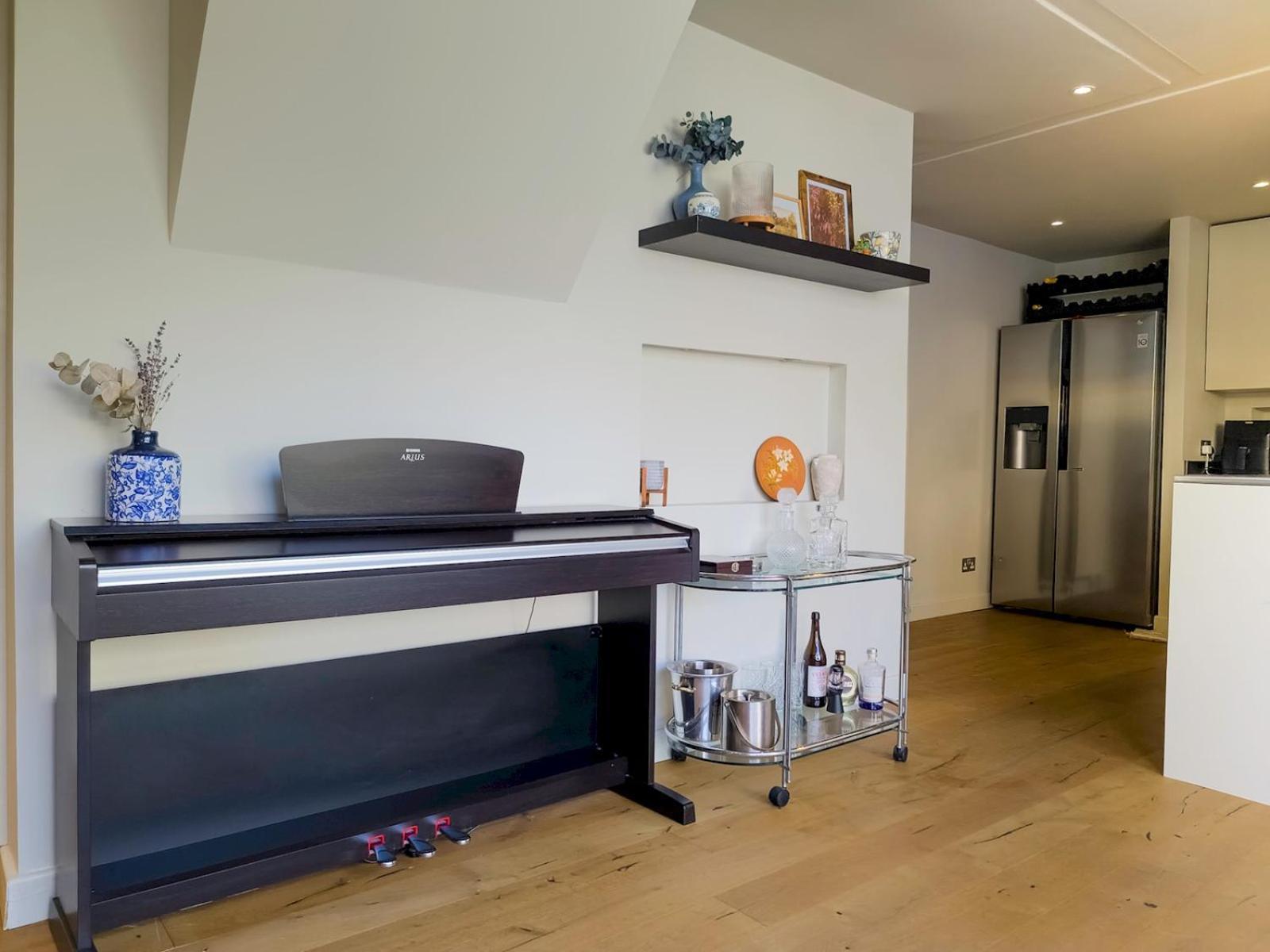Spacious With Conservatory Dining Ptk London