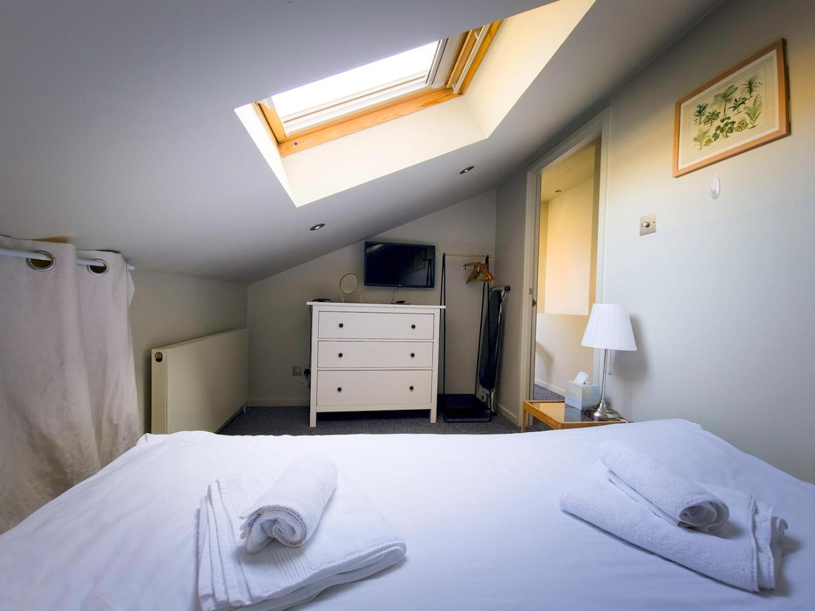 Spacious With Conservatory Dining Ptk London