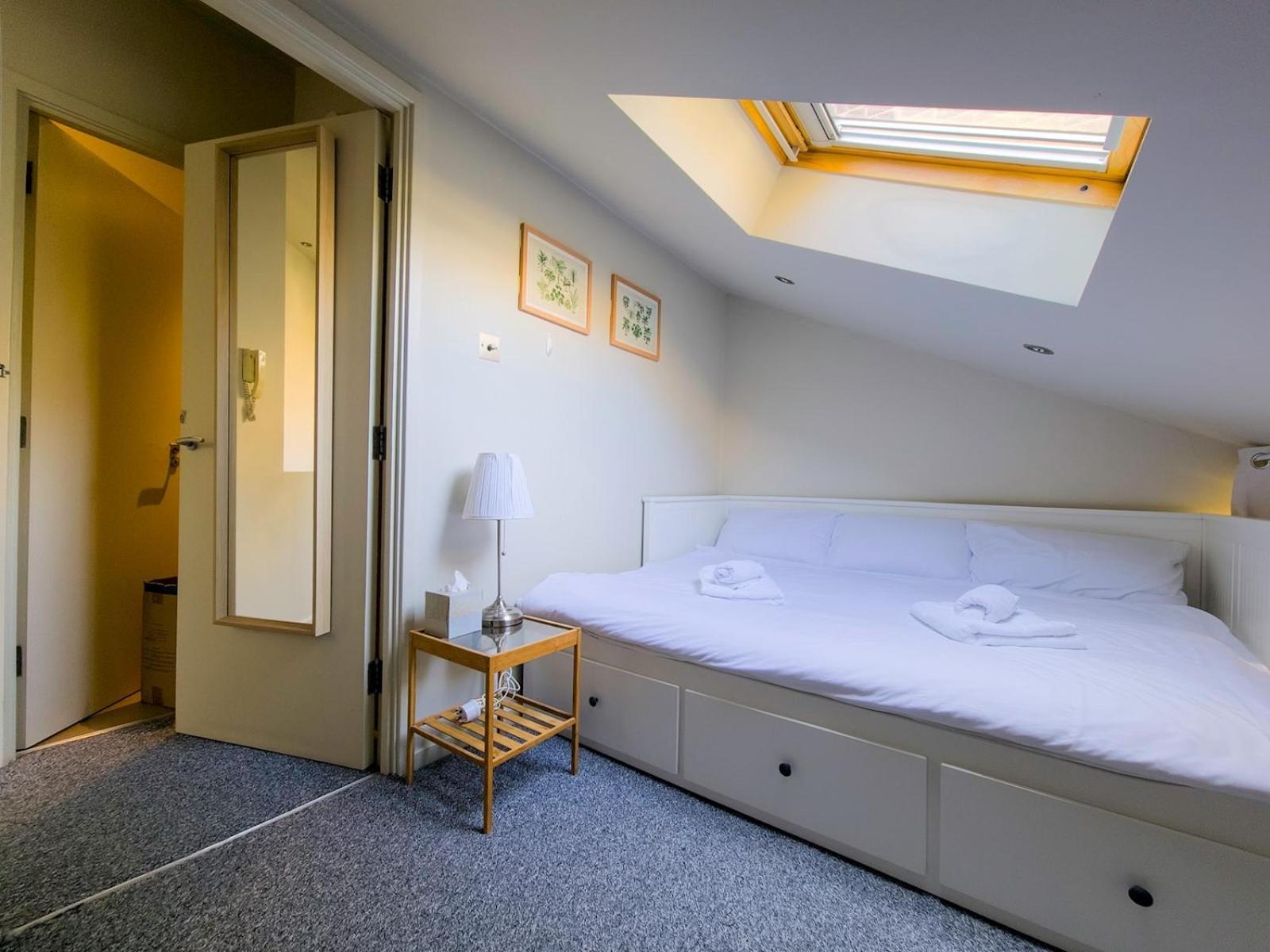 Spacious With Conservatory Dining Ptk * London