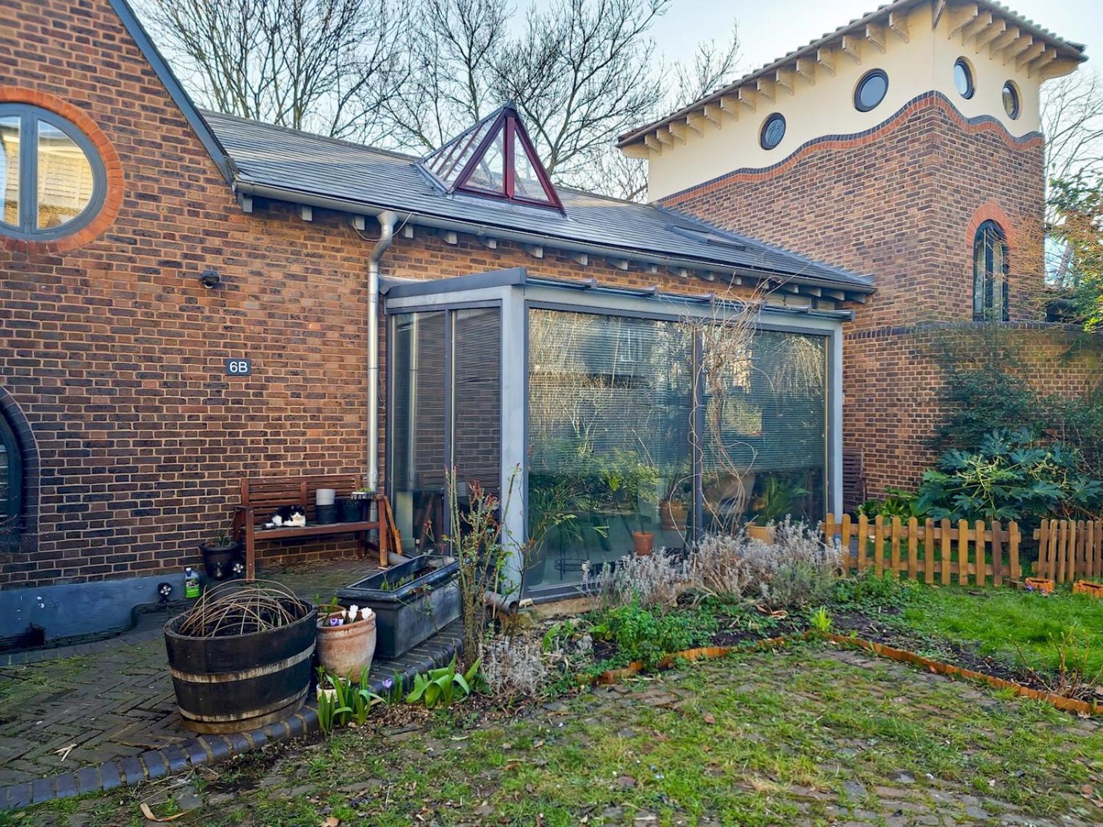 Spacious With Conservatory Dining Ptk * London