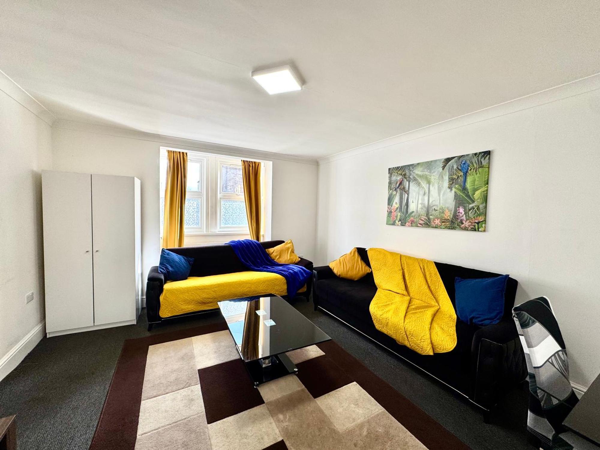 Feriehus 4 Bedrooms House, 3 Bathrooms , Separate Reception, Full Kitchen, Garden, Parking