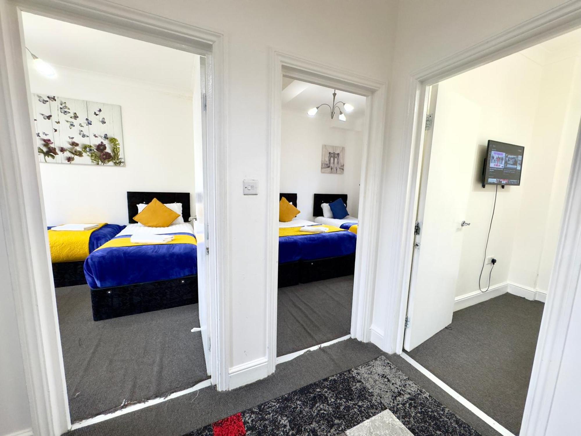 Feriehus 4 Bedrooms House, 3 Bathrooms , Separate Reception, Full Kitchen, Garden, Parking *