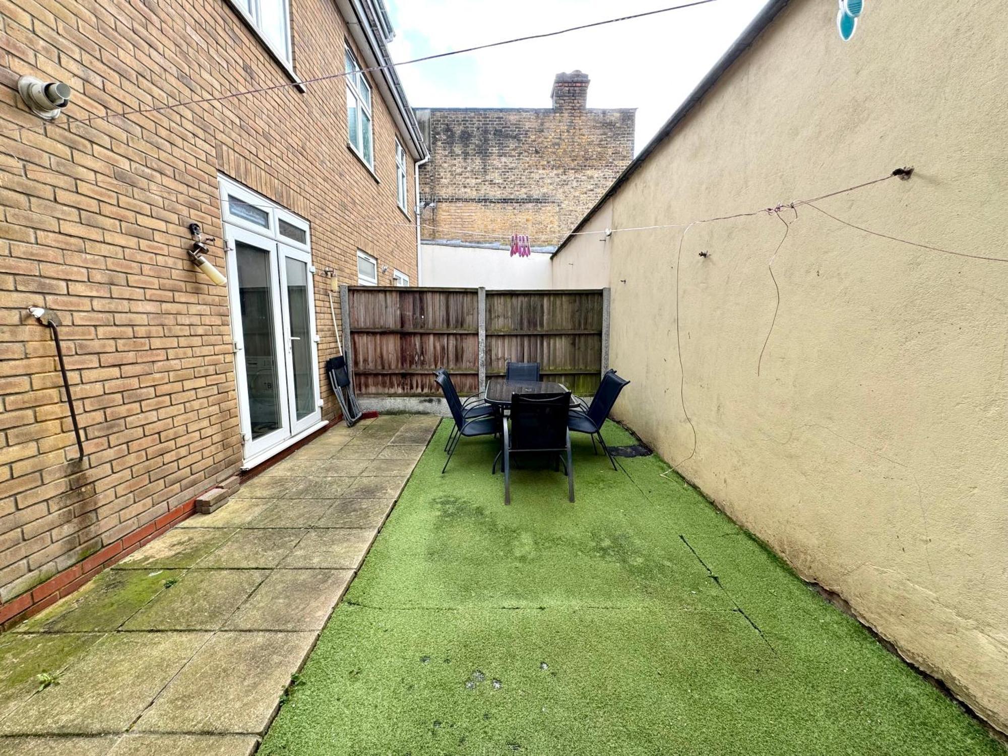 4 Bedrooms House, 3 Bathrooms , Separate Reception, Full Kitchen, Garden, Parking Feriehus London