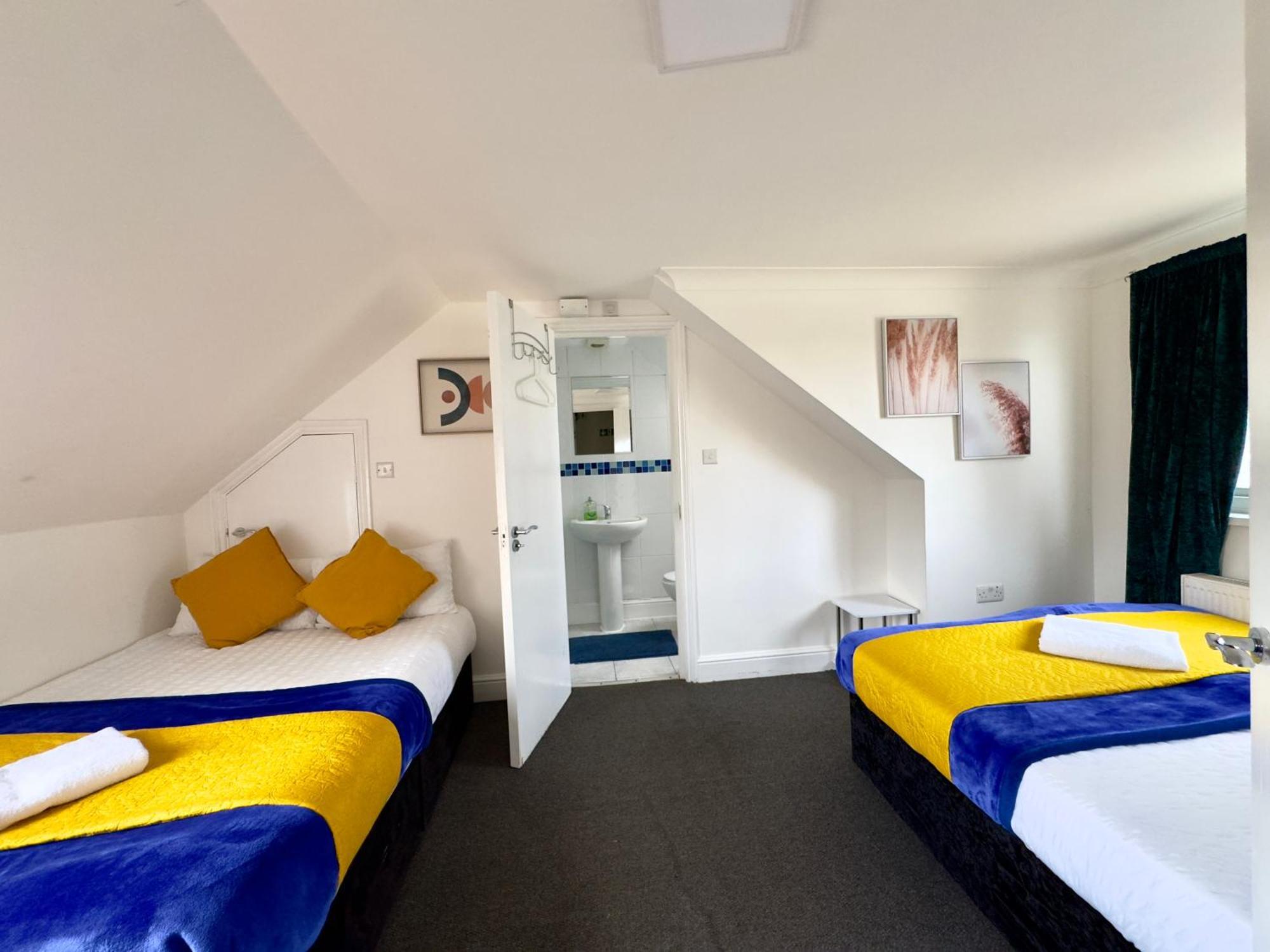 Feriehus 4 Bedrooms House, 3 Bathrooms , Separate Reception, Full Kitchen, Garden, Parking London
