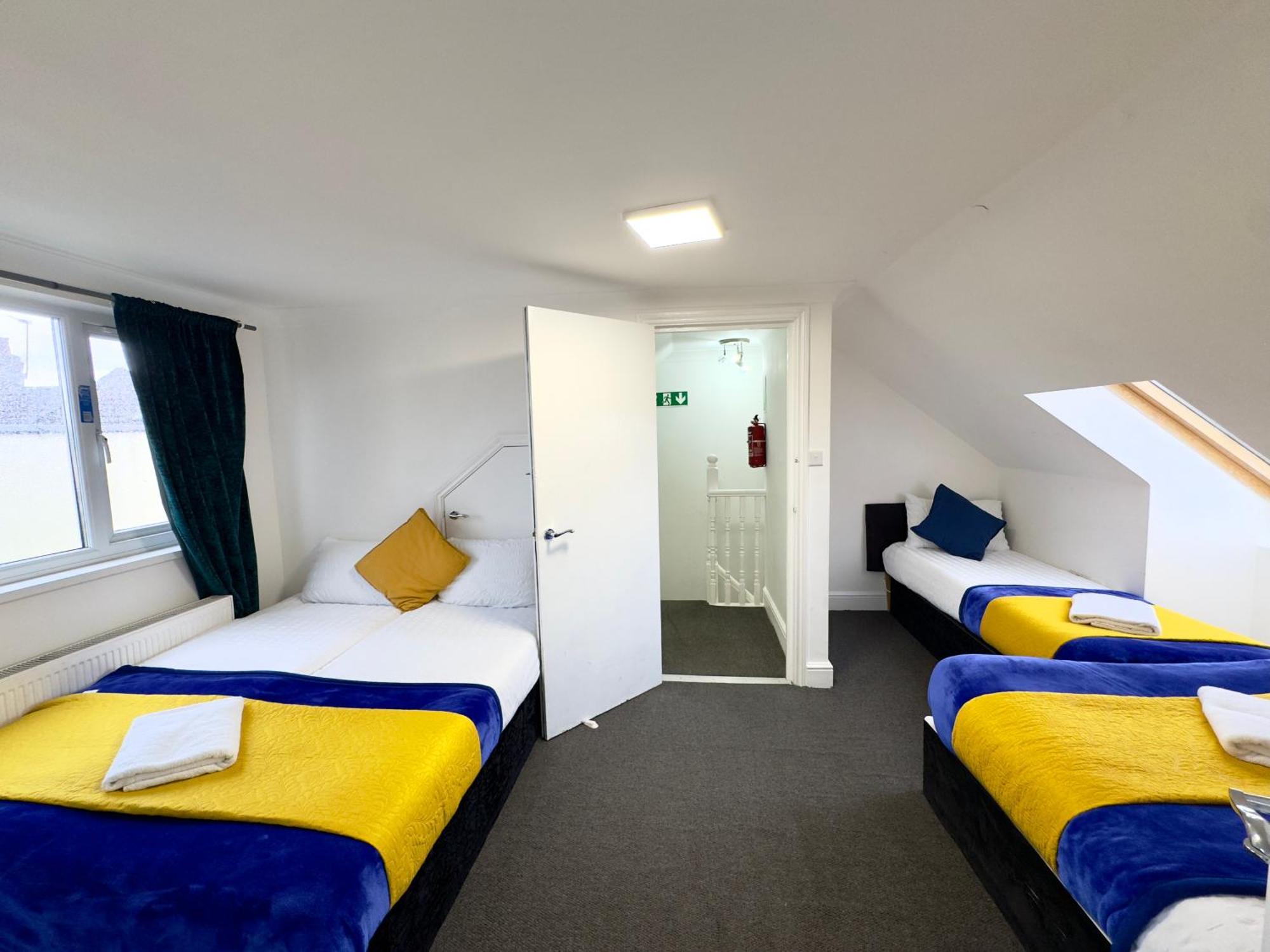 4 Bedrooms House, 3 Bathrooms , Separate Reception, Full Kitchen, Garden, Parking London
