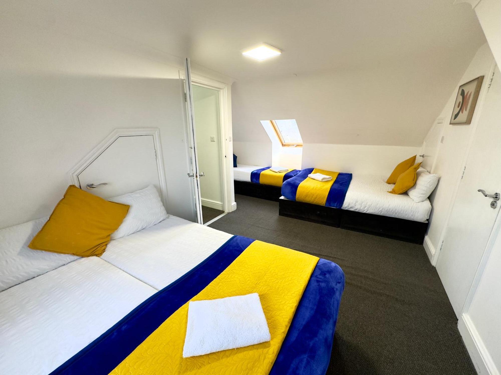 Feriehus 4 Bedrooms House, 3 Bathrooms , Separate Reception, Full Kitchen, Garden, Parking