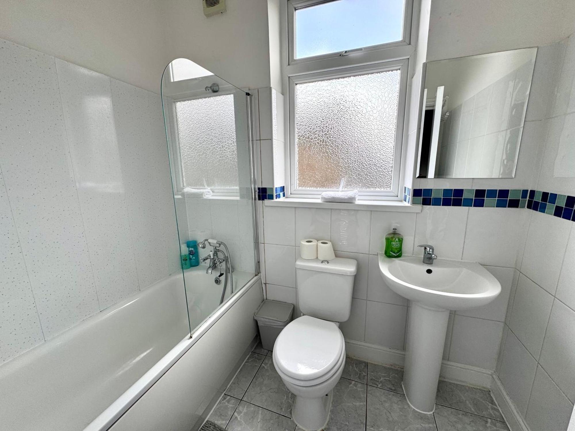 4 Bedrooms House, 3 Bathrooms , Separate Reception, Full Kitchen, Garden, Parking Feriehus *