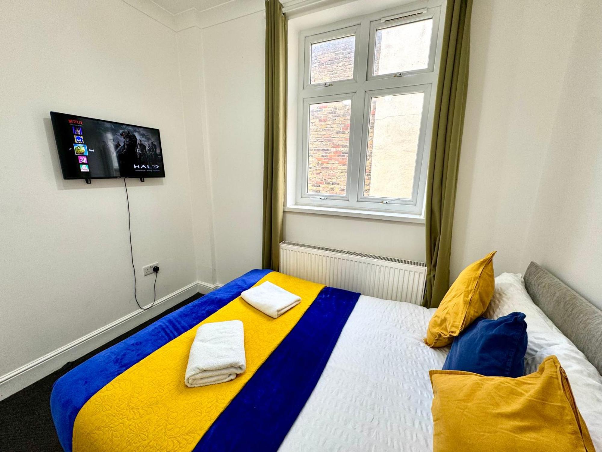 Feriehus 4 Bedrooms House, 3 Bathrooms , Separate Reception, Full Kitchen, Garden, Parking *
