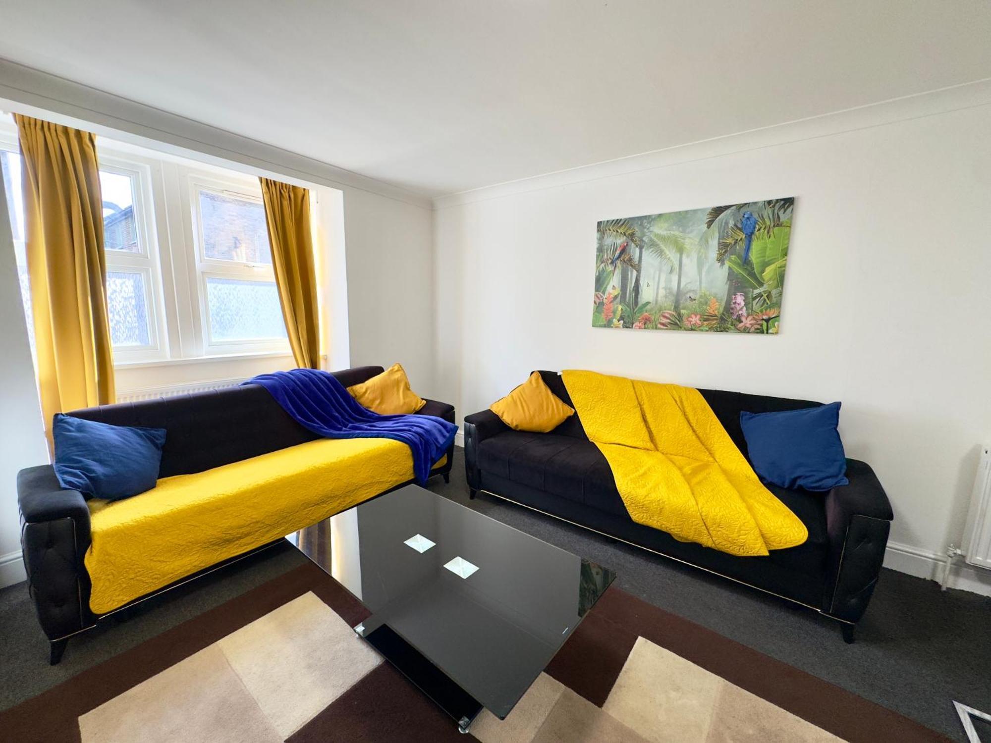 Feriehus 4 Bedrooms House, 3 Bathrooms , Separate Reception, Full Kitchen, Garden, Parking London
