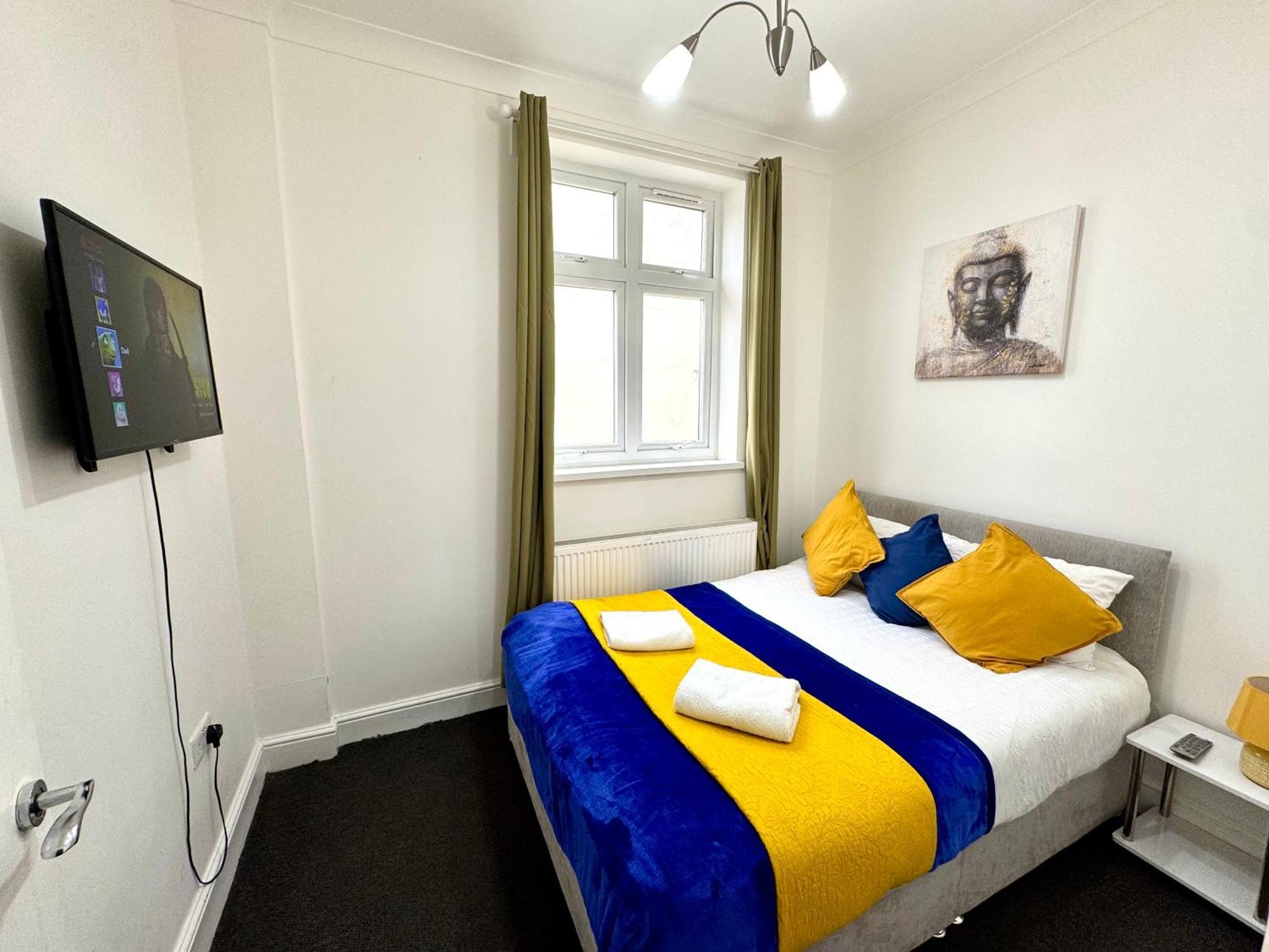 4 Bedrooms House, 3 Bathrooms , Separate Reception, Full Kitchen, Garden, Parking *