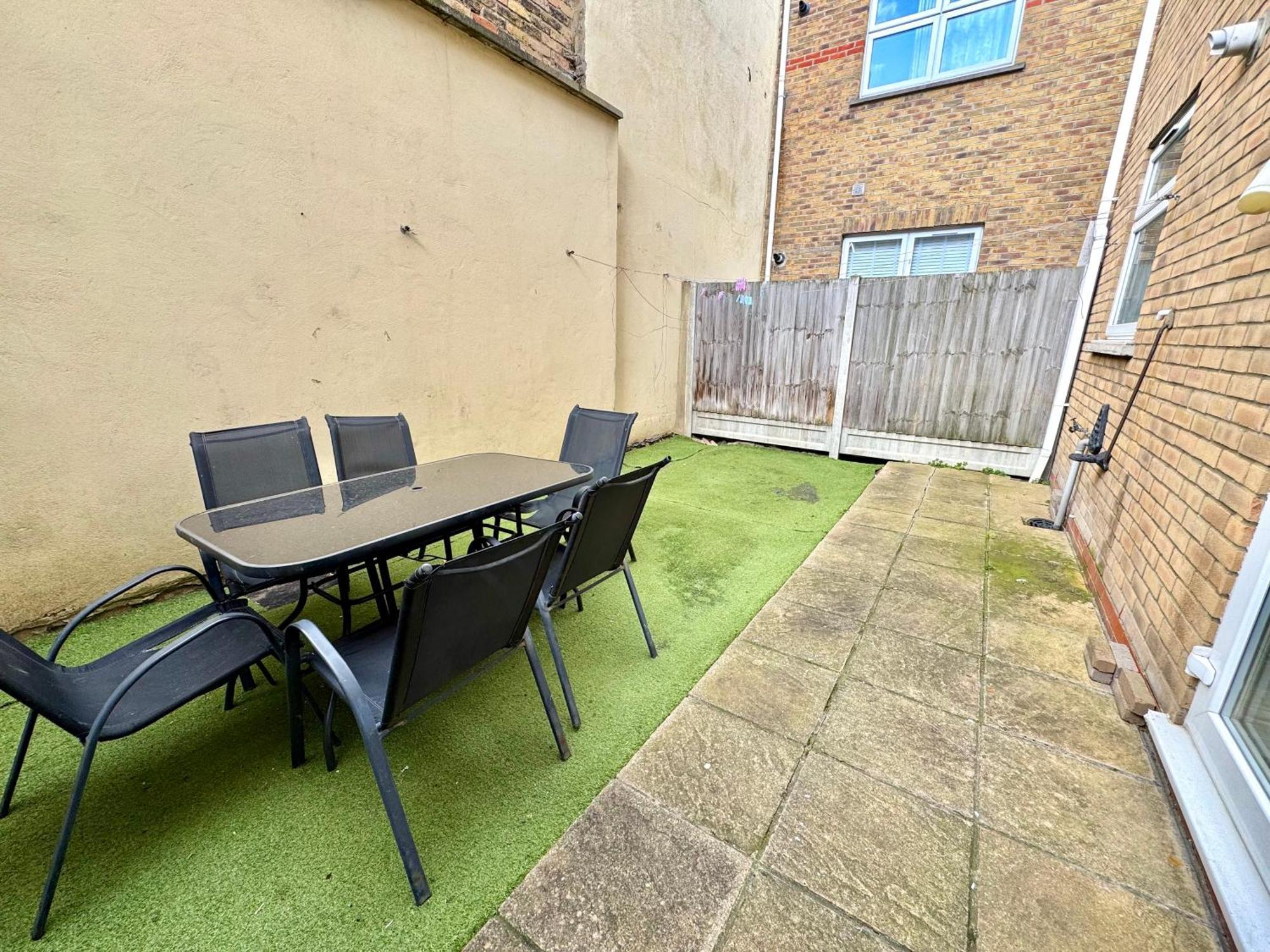 4 Bedrooms House, 3 Bathrooms , Separate Reception, Full Kitchen, Garden, Parking * London