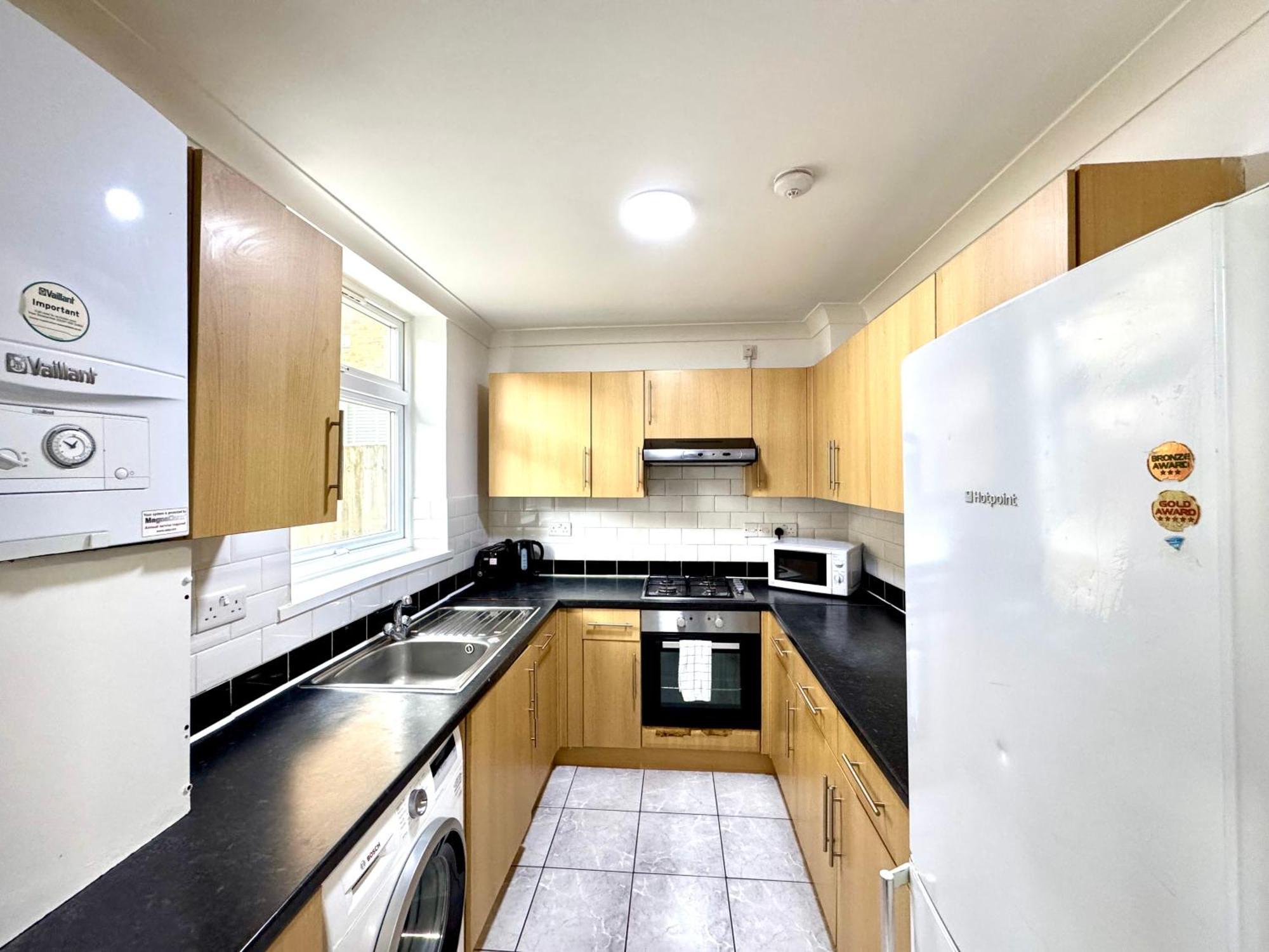 4 Bedrooms House, 3 Bathrooms , Separate Reception, Full Kitchen, Garden, Parking Feriehus