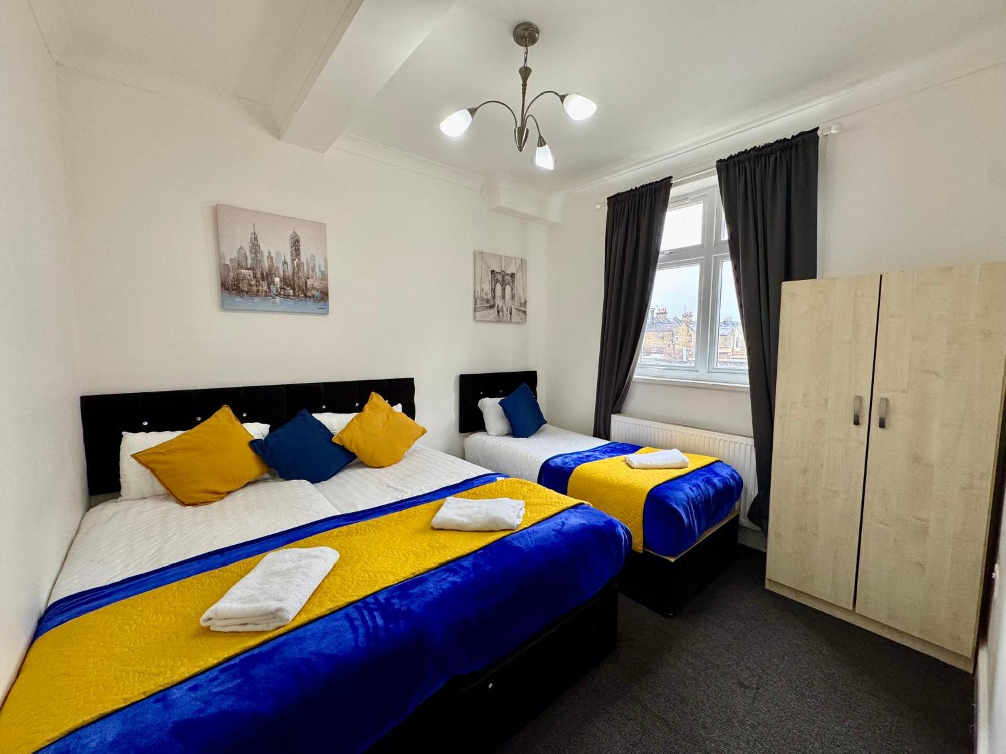 Feriehus 4 Bedrooms House, 3 Bathrooms , Separate Reception, Full Kitchen, Garden, Parking *