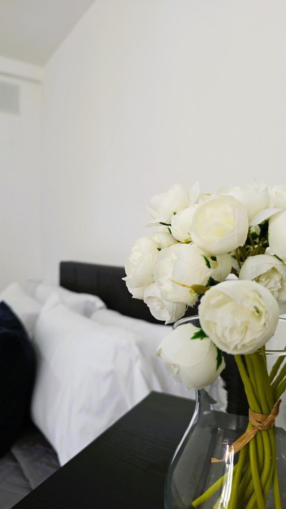 Elegant Flat 4 In