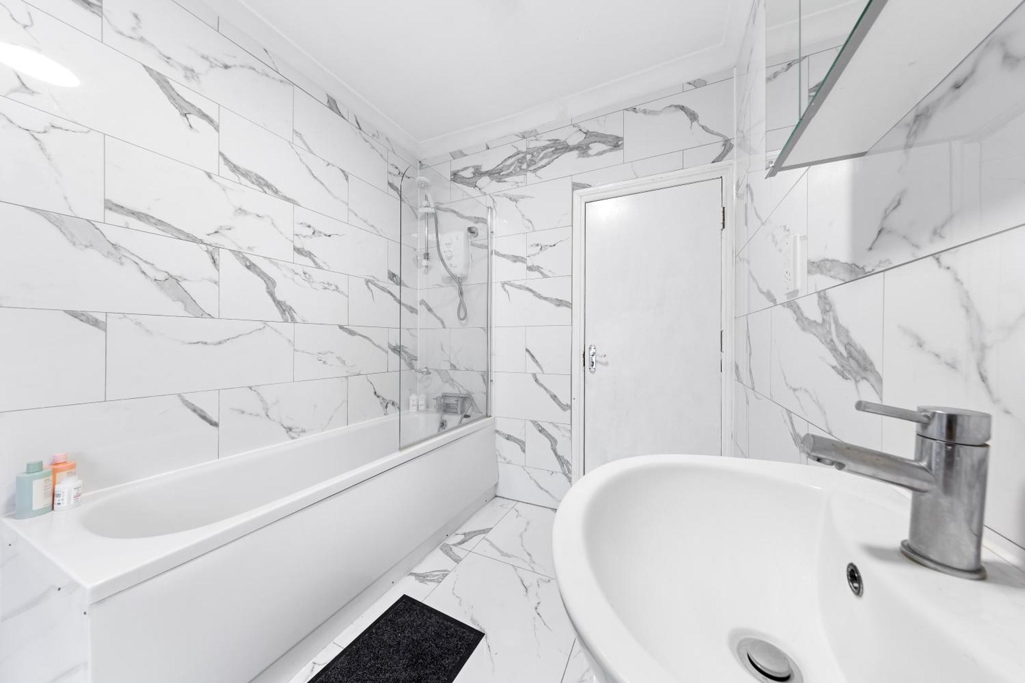 Classy Shared With Private Bedroom Near Tube - Bedroom3 * London