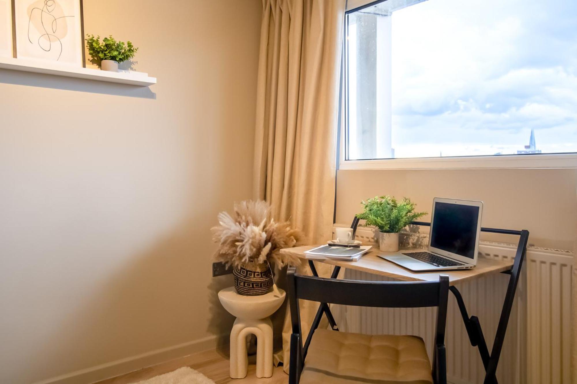 2 Bedrooms Close To Limehouse Station *