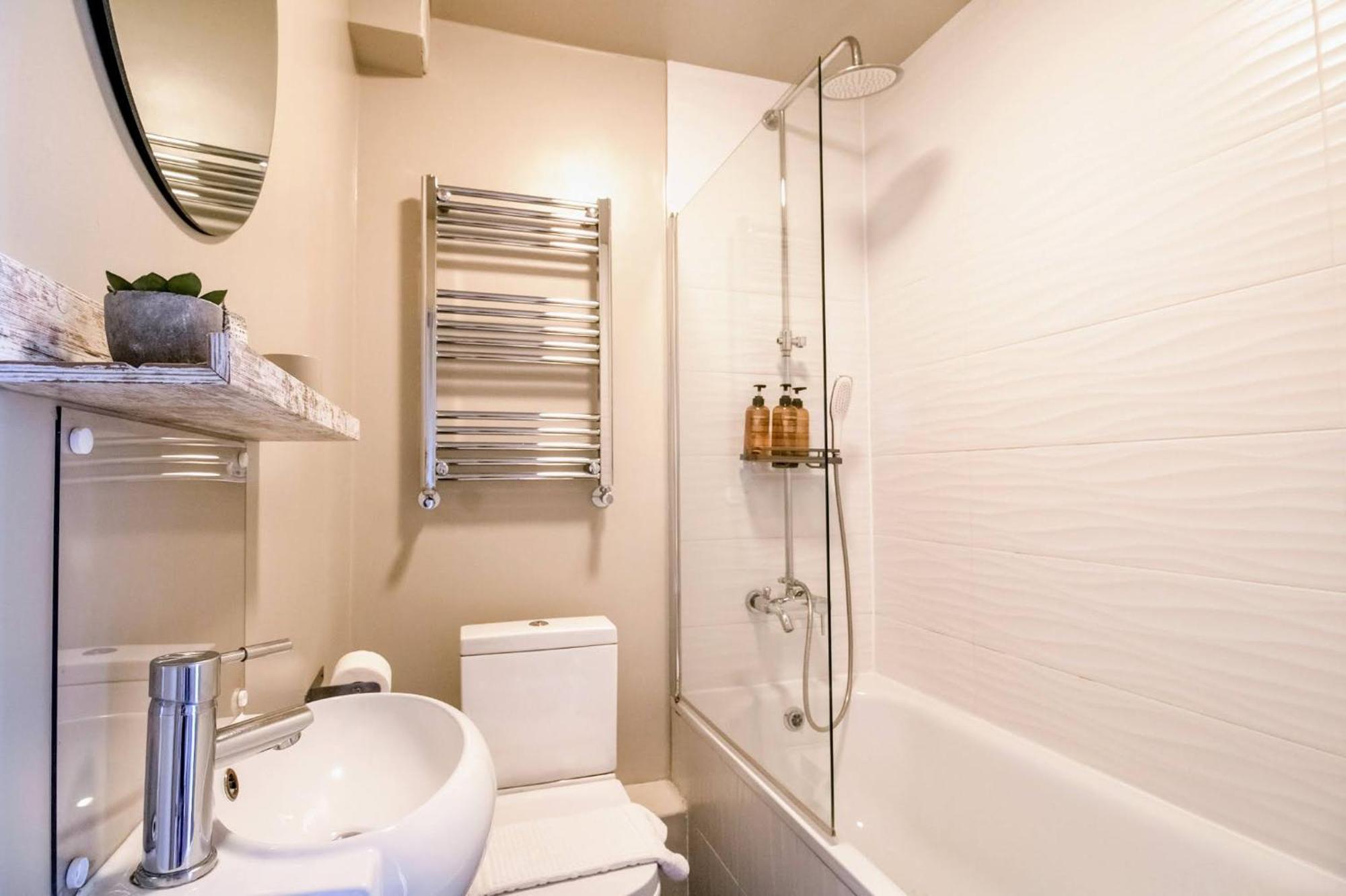 2 Bedrooms Close To Limehouse Station *