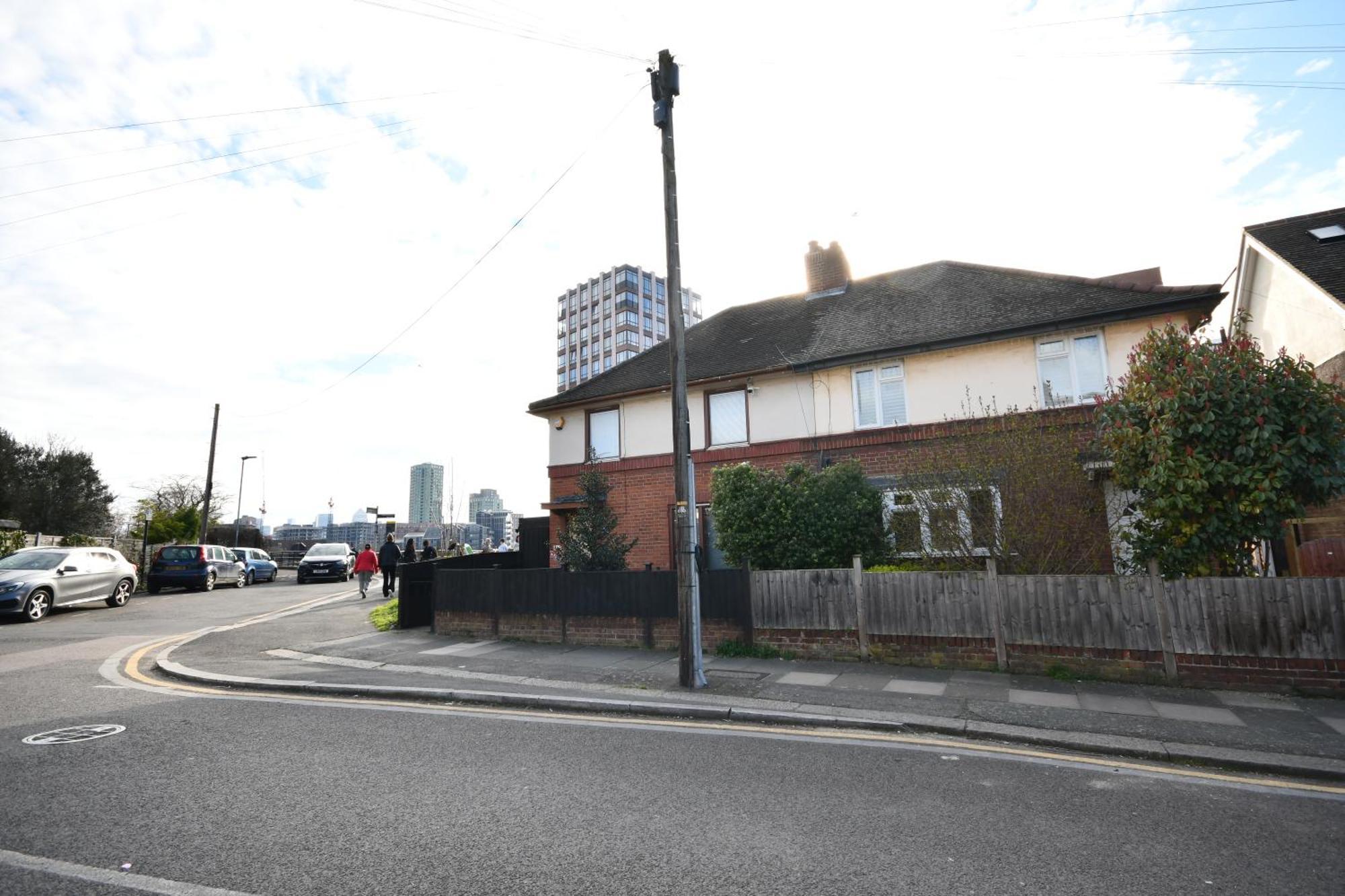 Morden Stratford 1 With Shared Bathroom Guest house *