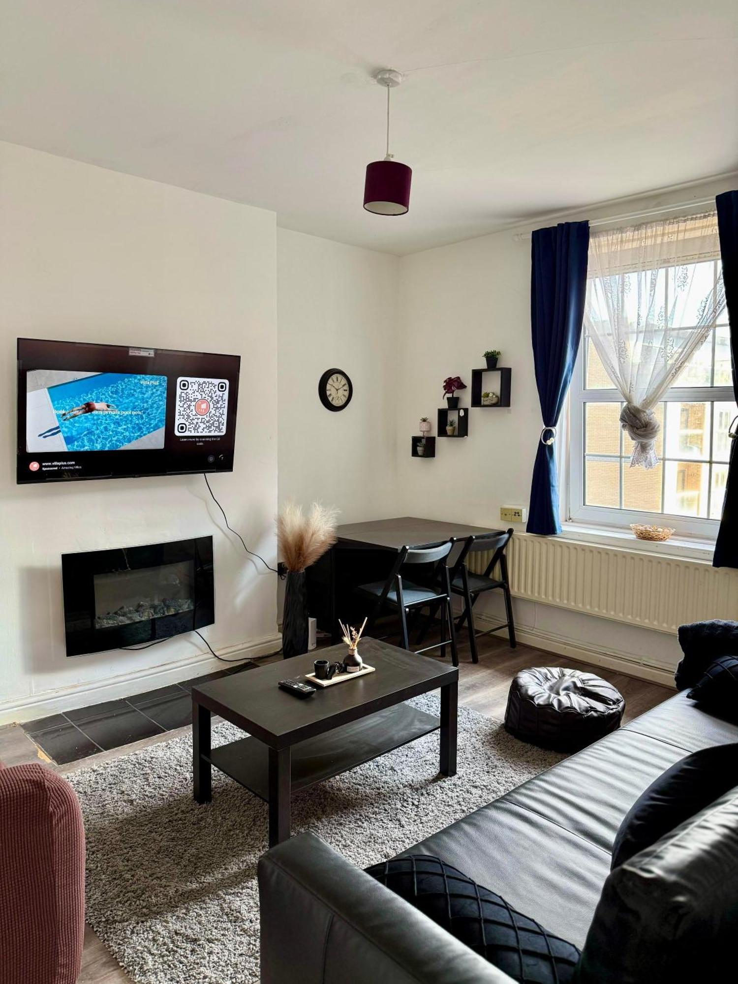 Modern Flat Overlooking Shoreditch * London