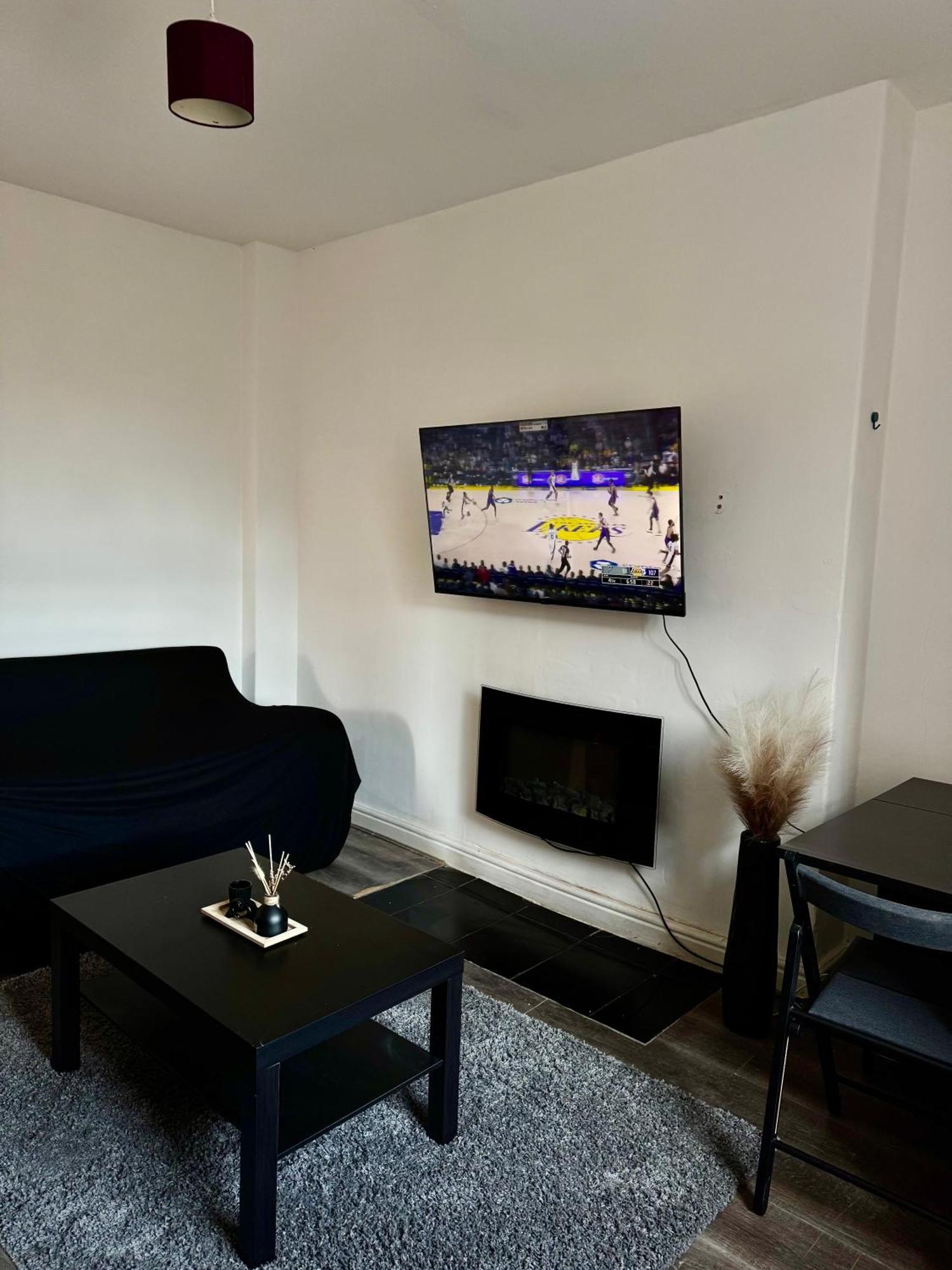 Modern Flat Overlooking Shoreditch * London