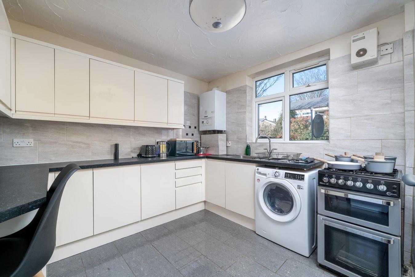 Ferienhaus Stylish 3 Bed With Gardens Fast Transport Links *
