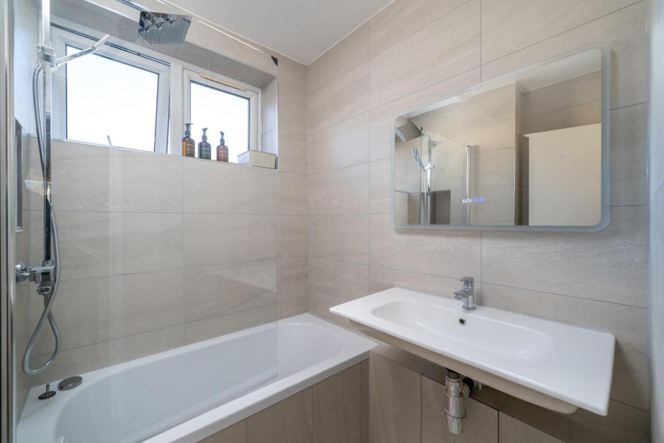 Ferienhaus Stylish 3 Bed With Gardens Fast Transport Links *
